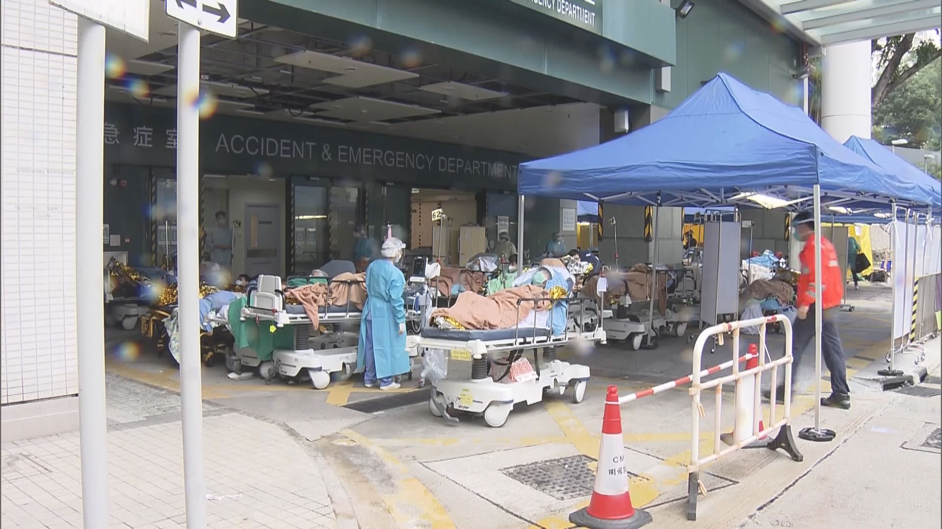 政府調低新冠病毒應變級別至「戒備」