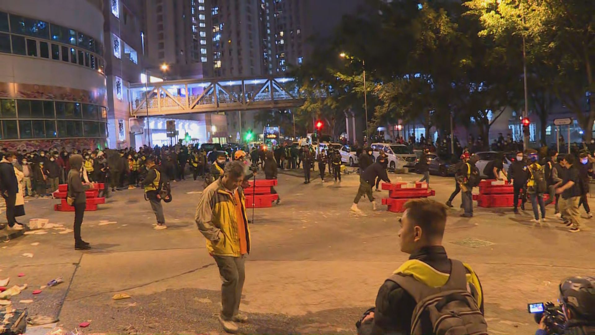 大批人入夜後繼續在暉明邨外堵路