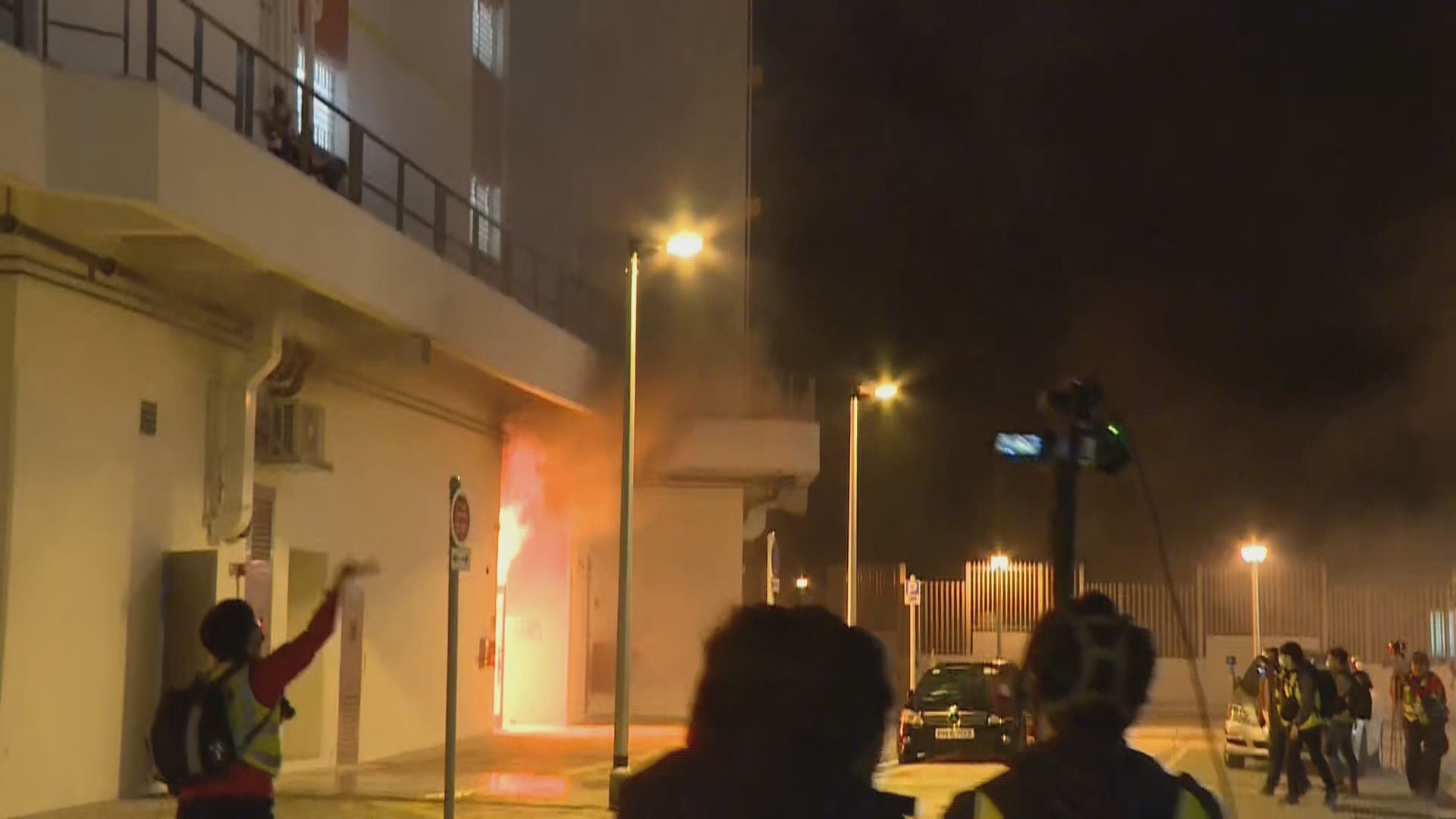 暉明邨兩座大廈被縱火　防暴警察驅散在場聚集人士