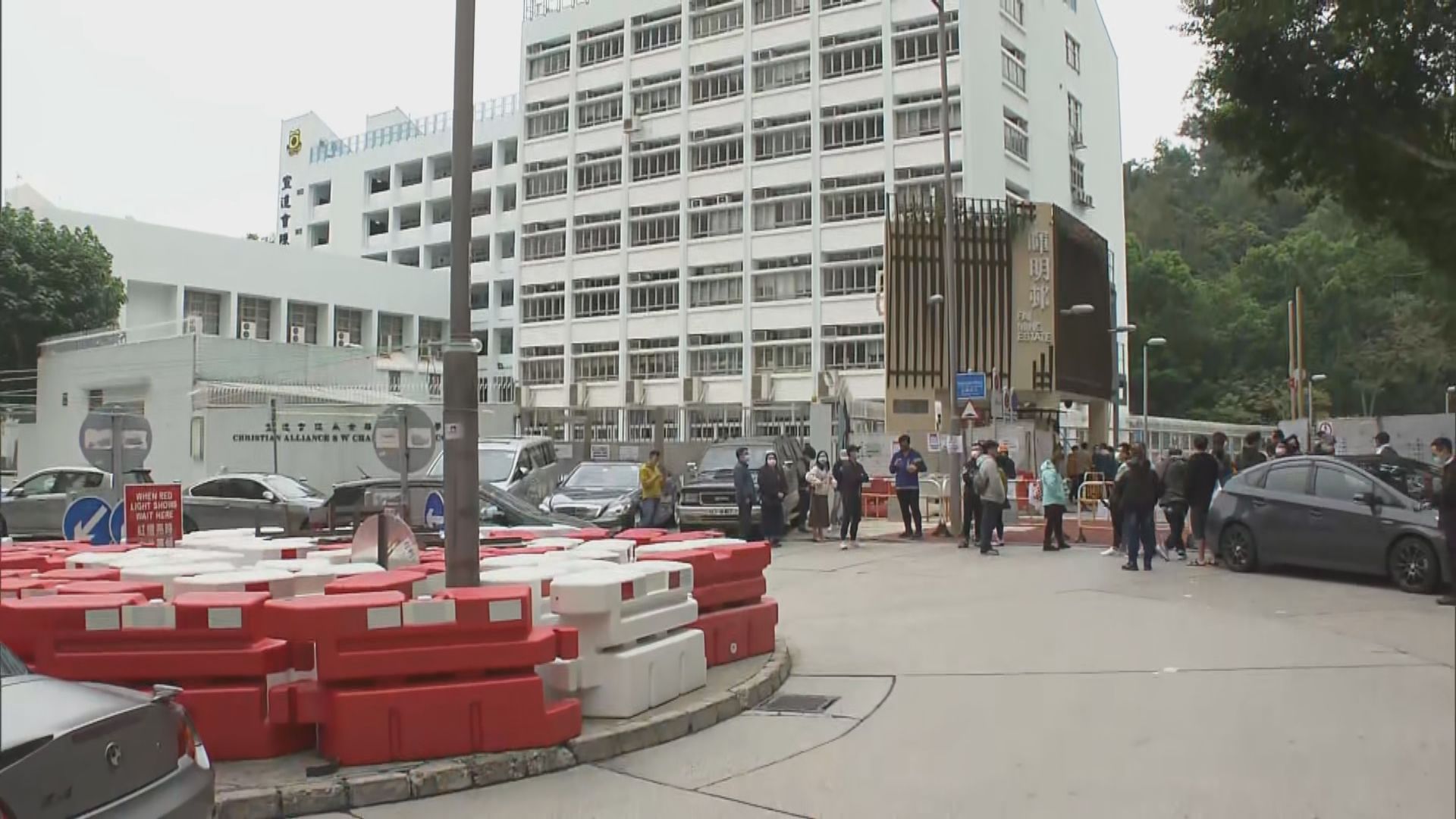 粉嶺有居民堵路　不滿政府用暉明邨作隔離