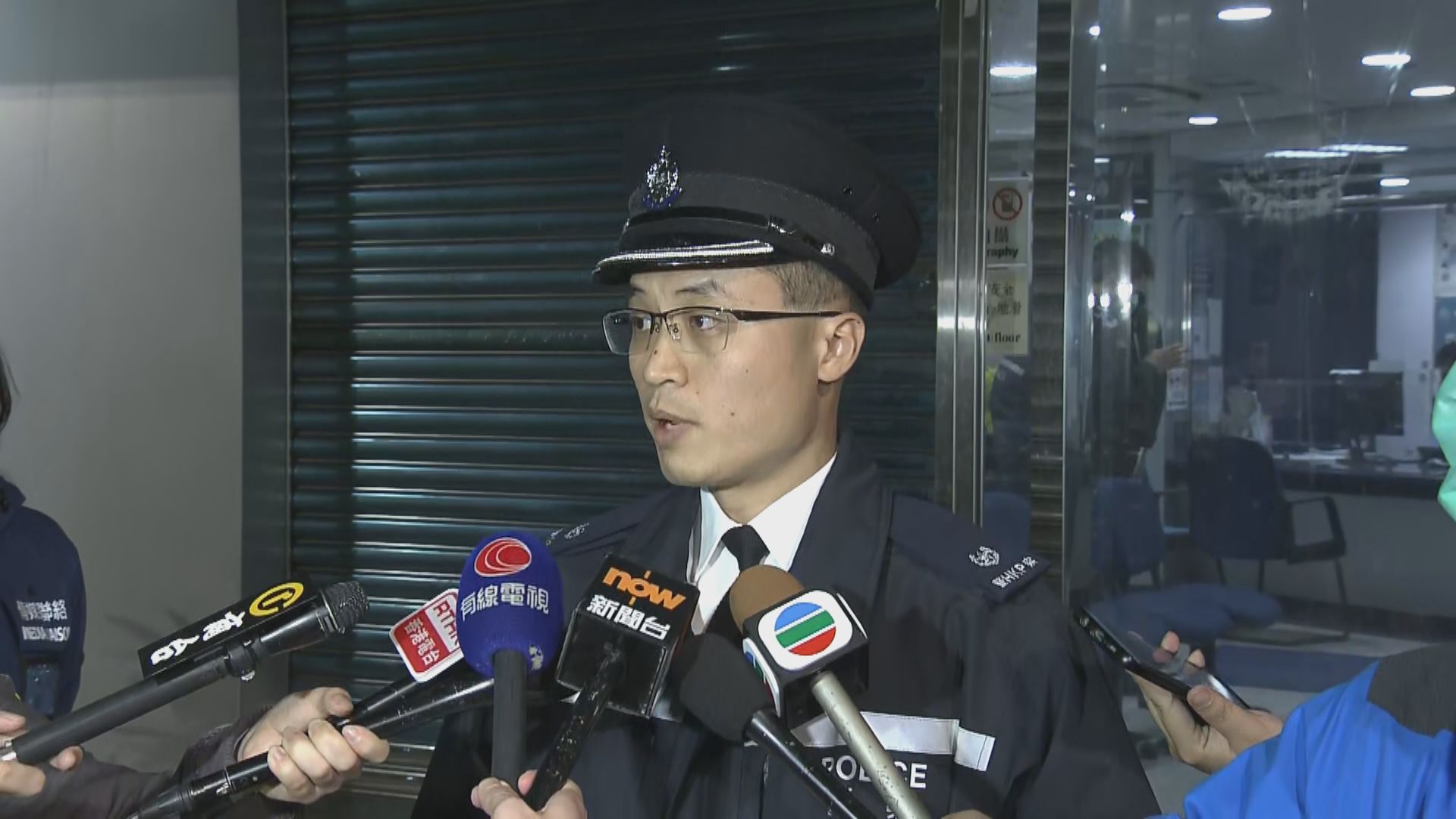 警方在粉嶺華明路一帶拘捕11人