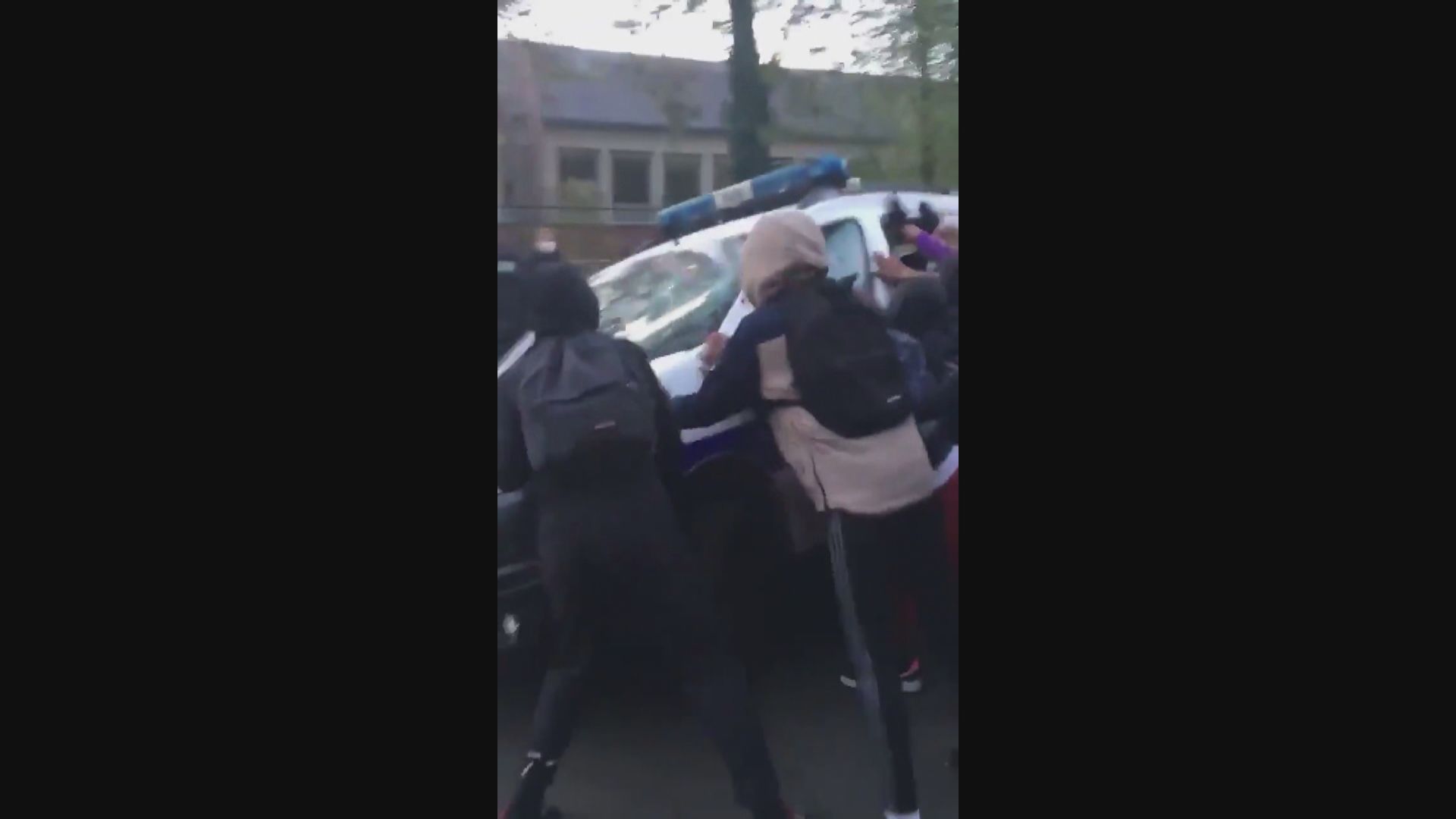 法國學生抗議學校防疫不足與警衝突