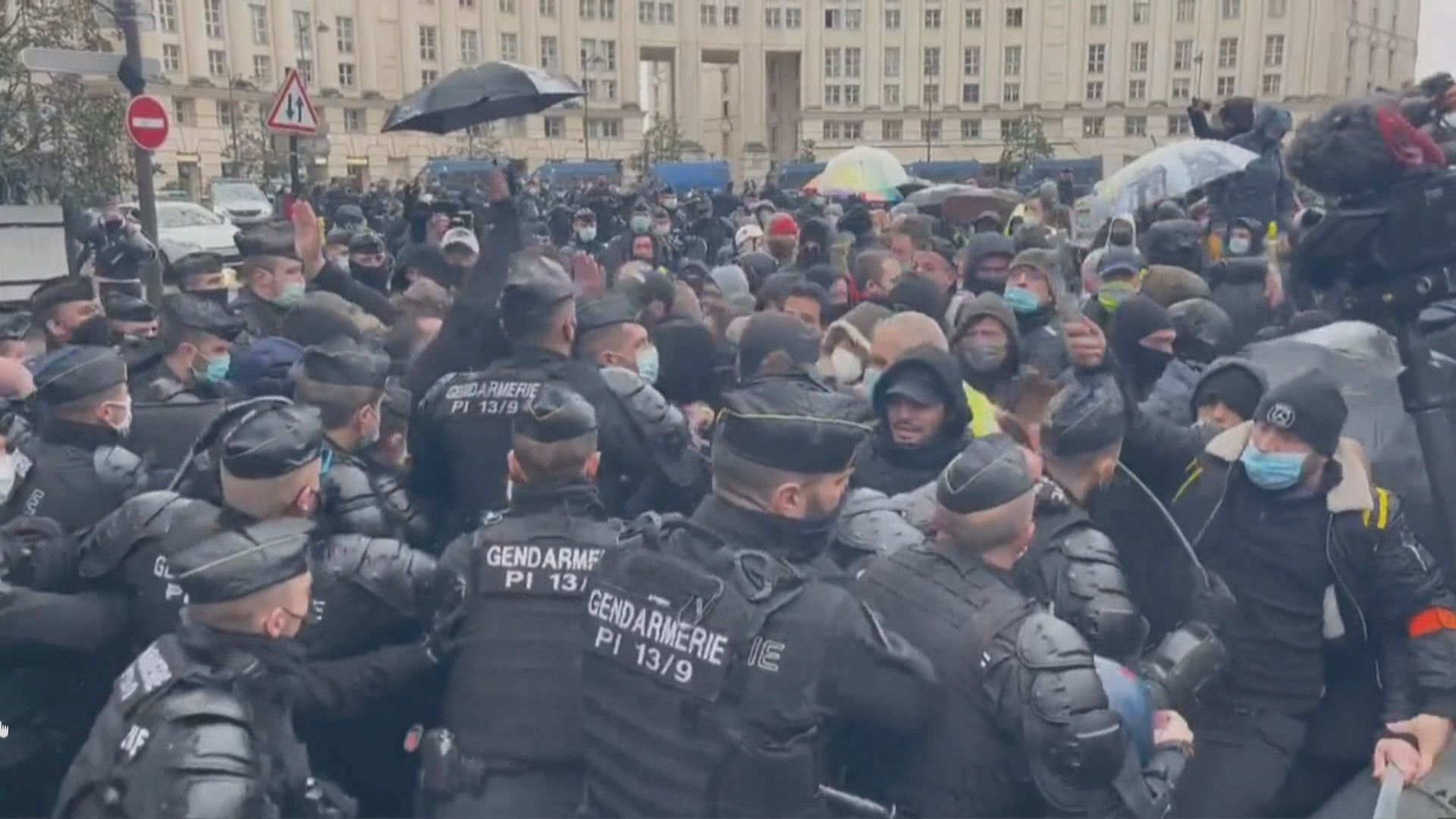 法國單日新增逾30萬人確診　全國多處有反疫苗示威