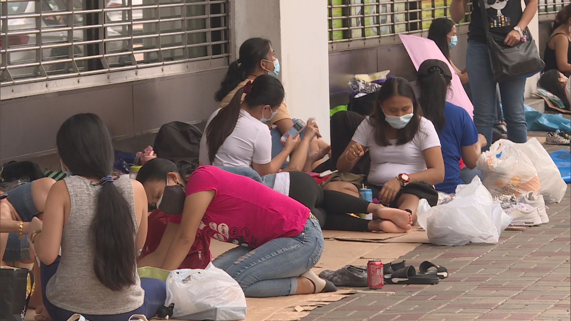 康文署派員勸喻外傭保持社交距離勿違二人限聚令