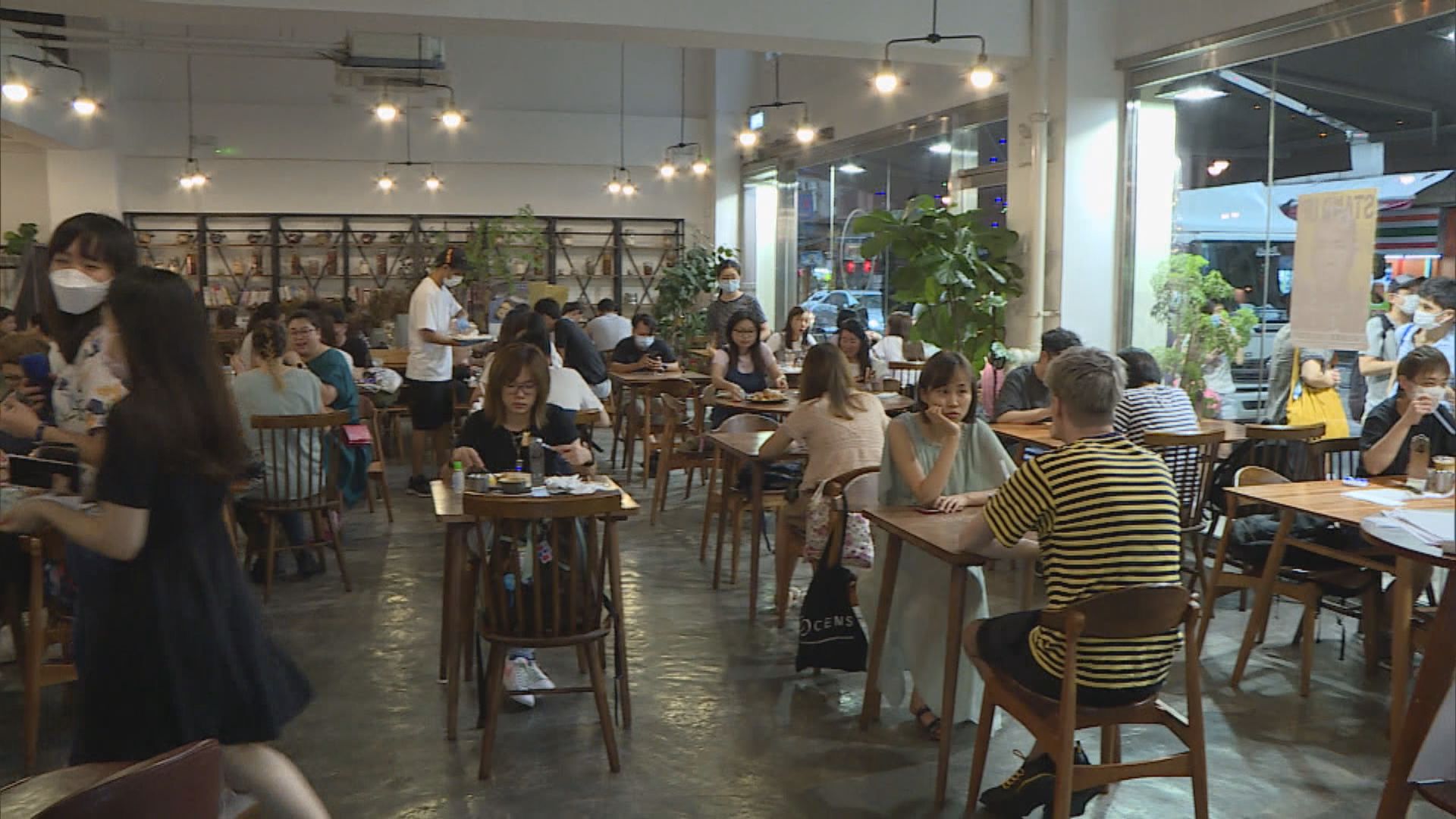 限聚令限桌令放寬四人首周末　市民相約聚餐購物