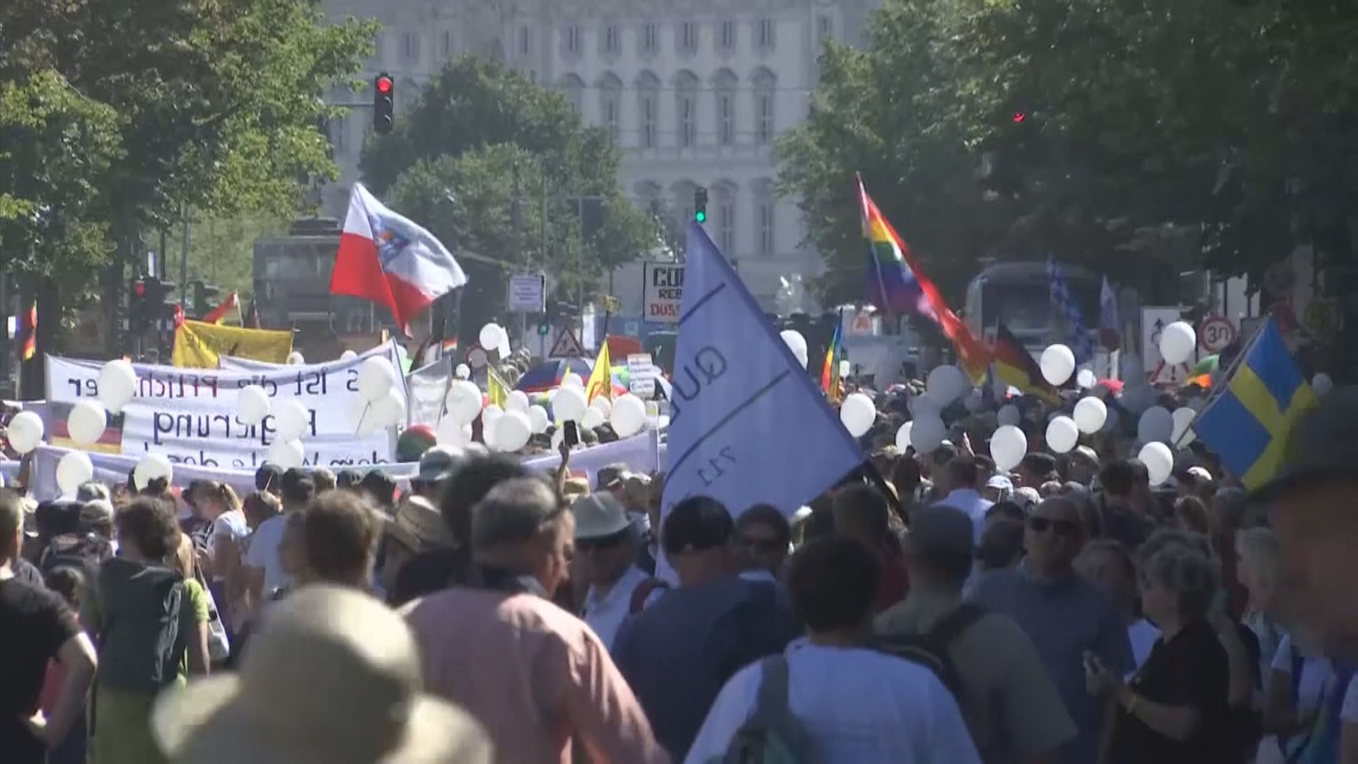 德國柏林逾萬人遊行反對防疫措施