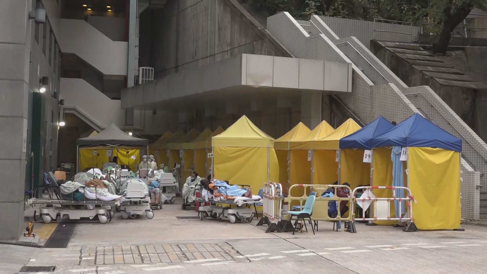 多間醫院戶外設置隔離區域供病人等候