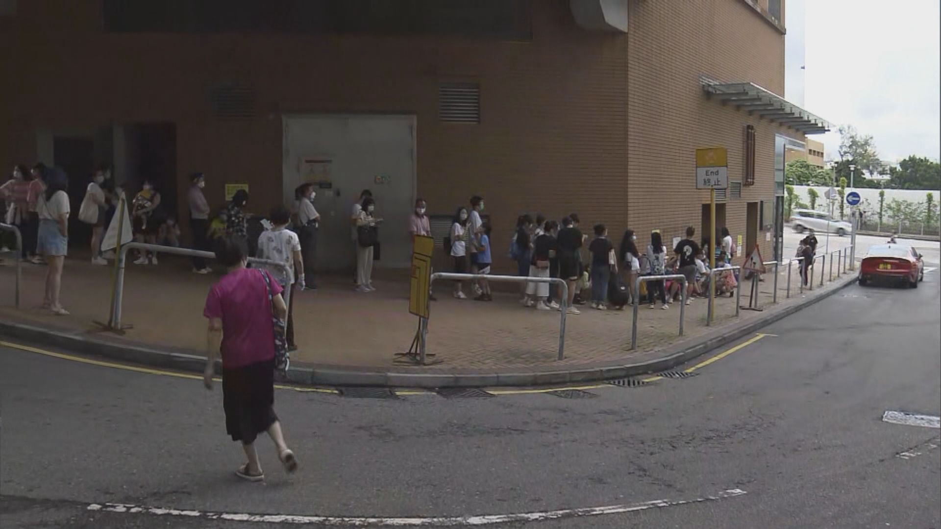 大批市民到私家醫院取籌進行病毒檢測