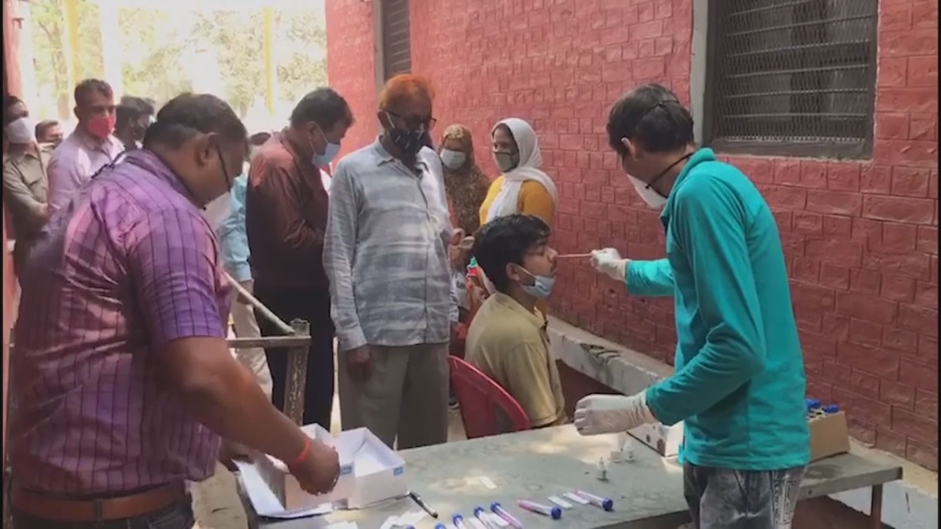 【單日逾33萬宗確診】醫療系統瀕臨崩潰　印度民眾網上互助自救