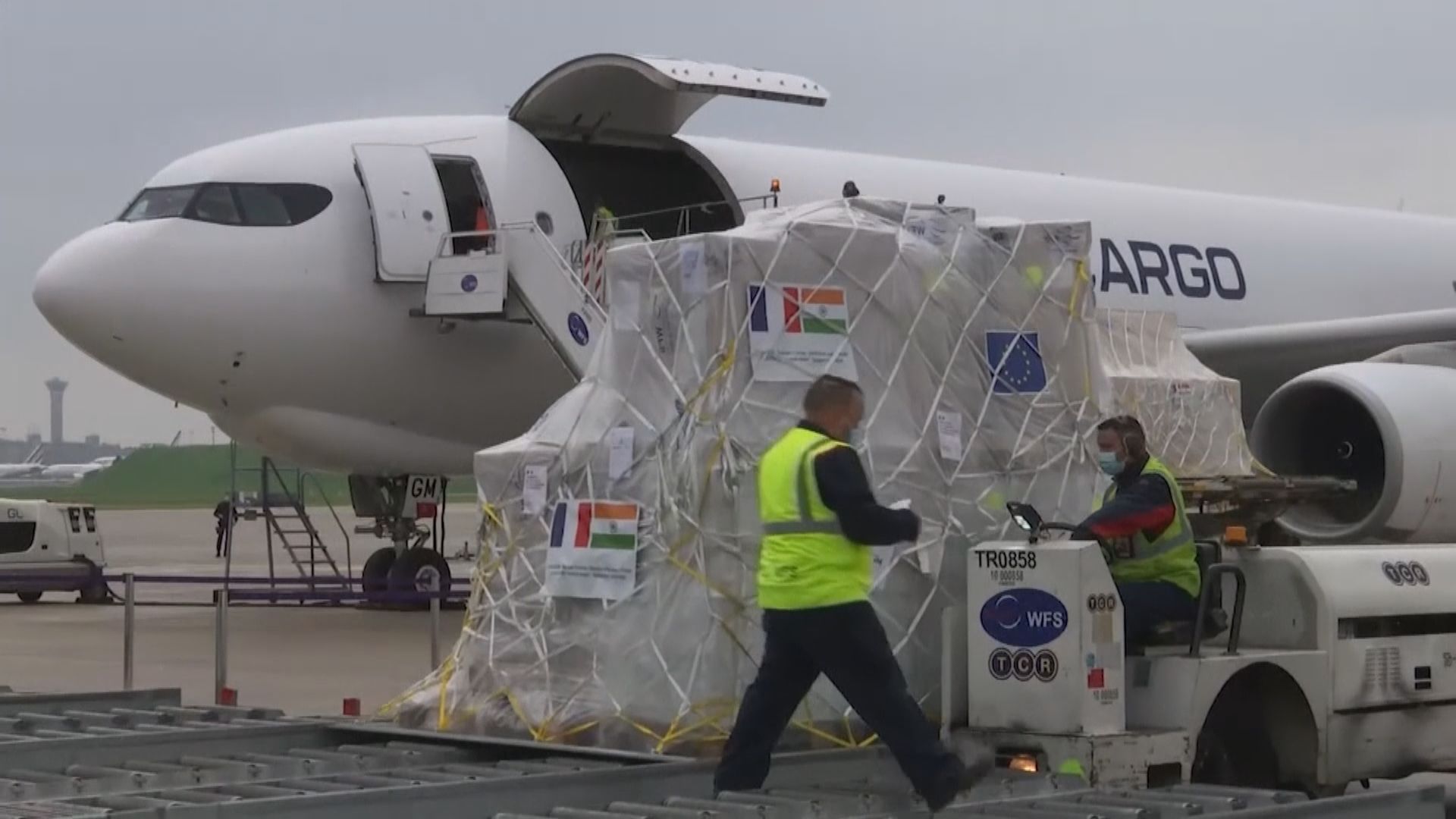 中國運送製氧機等醫療物資到印度