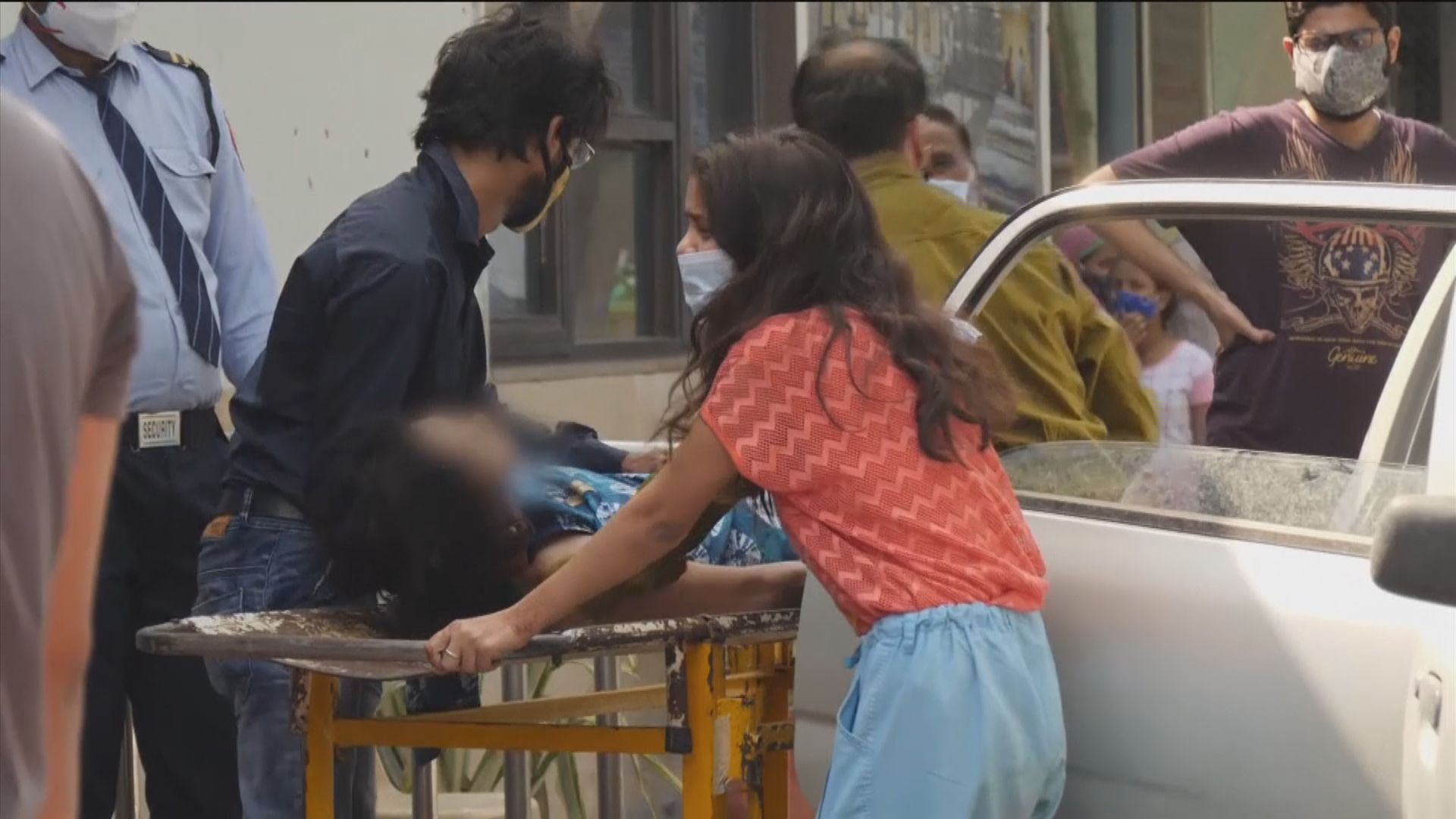 印度疫情失控單日增逾40萬確診　新德里再延長封城