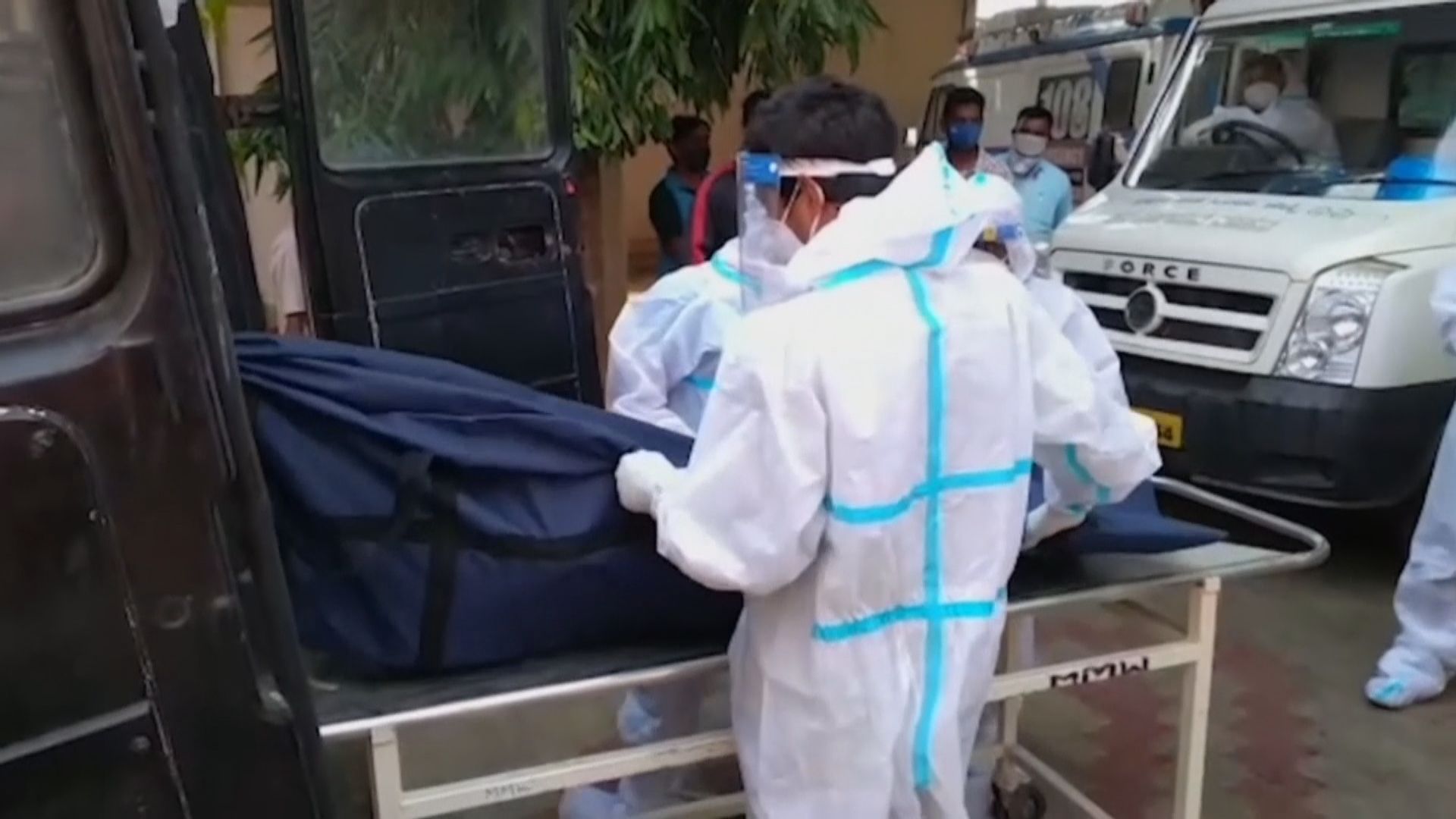 印度疫情持續　大量患者因氧氣不足死亡