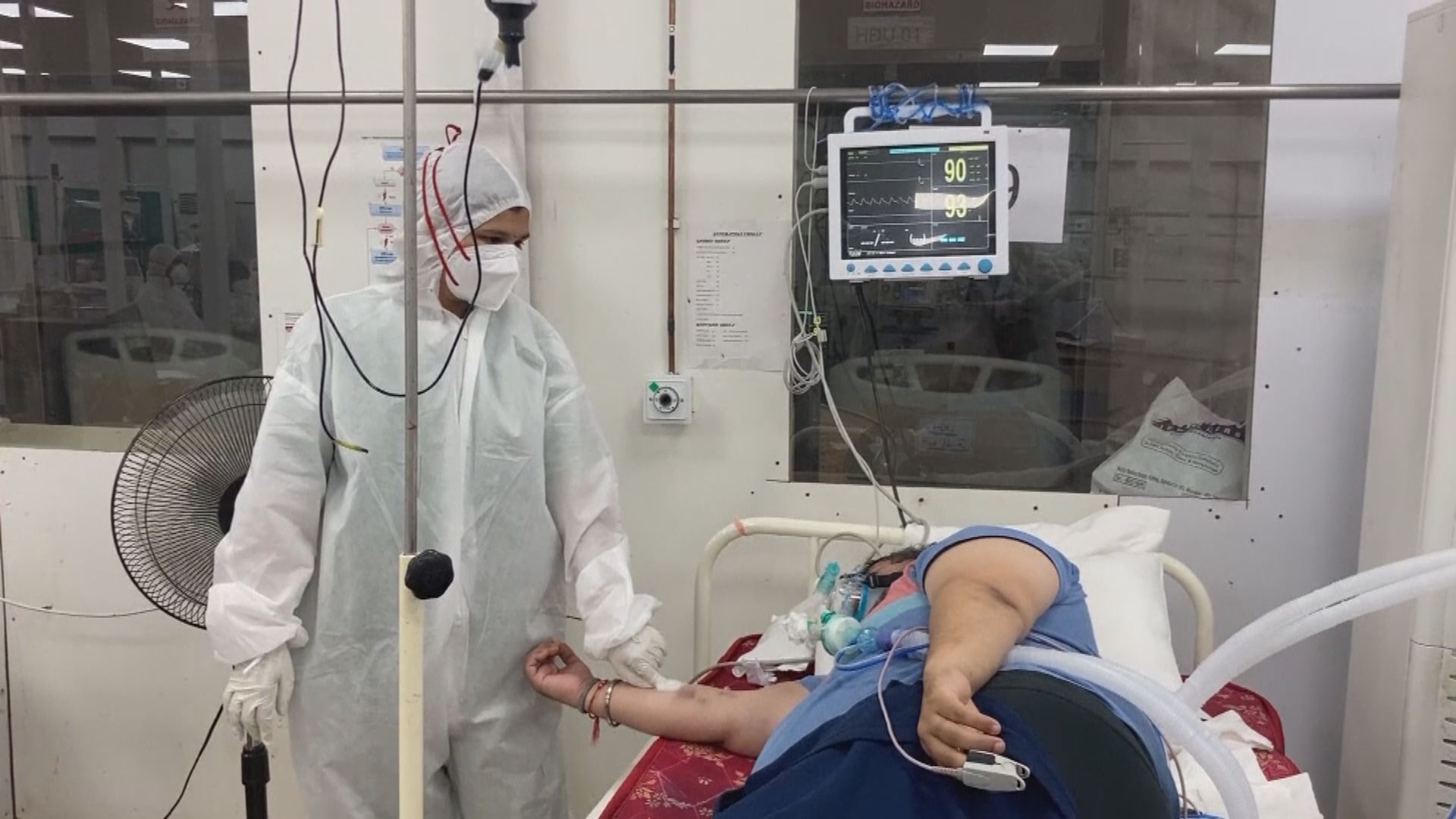 印度新冠疫情稍放緩　過去一日增約33萬人確診