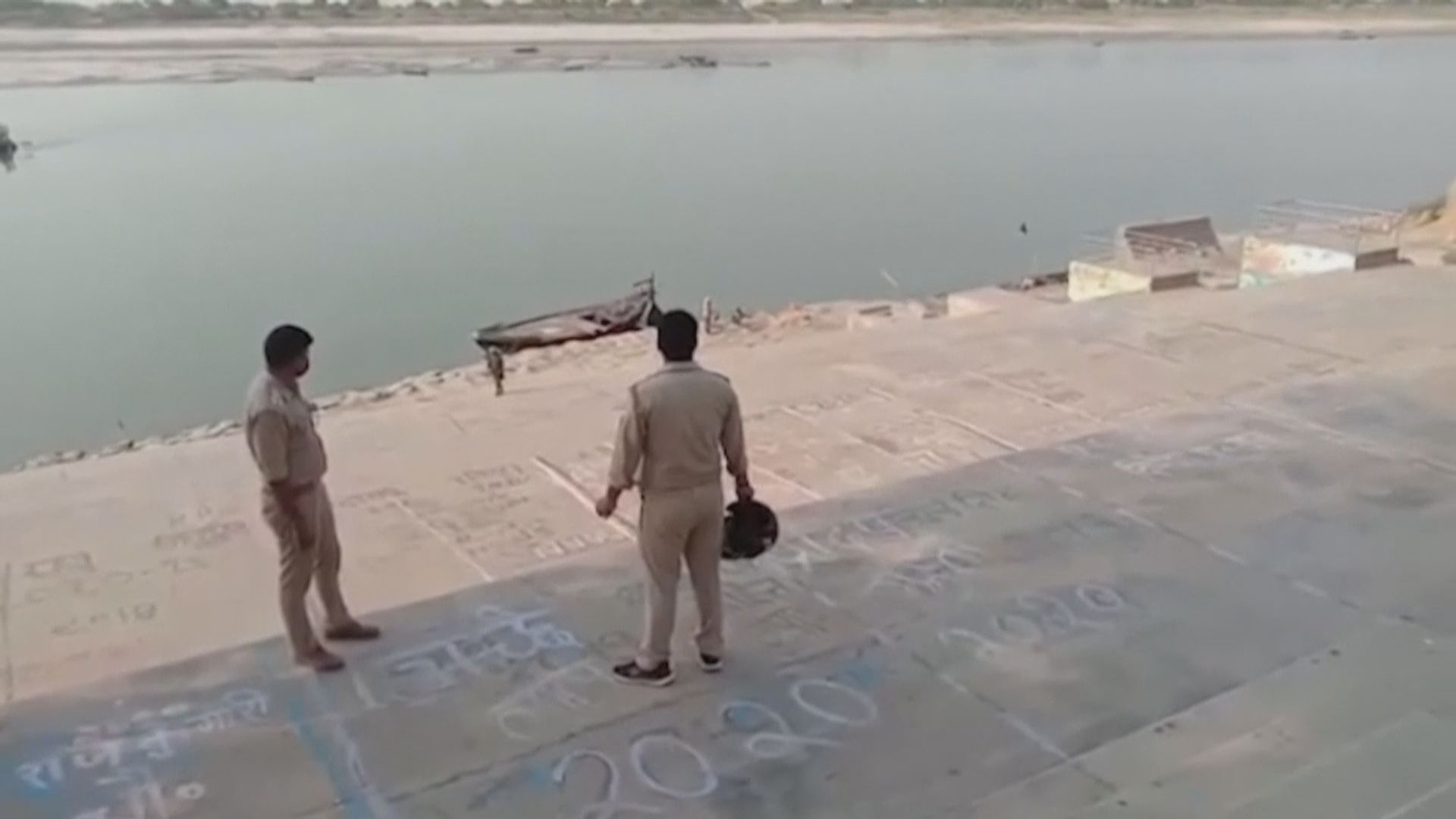 印度聯邦政府促不要將新冠確診死者遺體拋進恆河