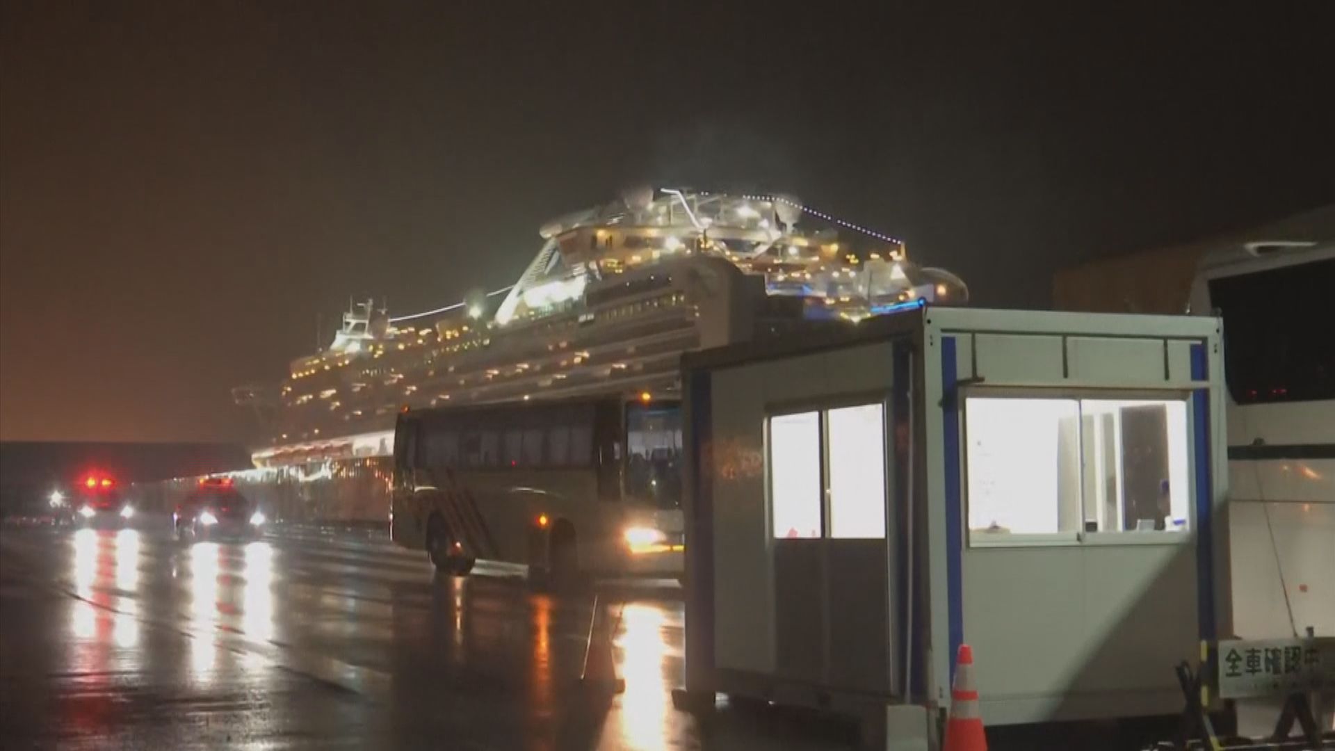 美國派包機接走部分郵輪上公民