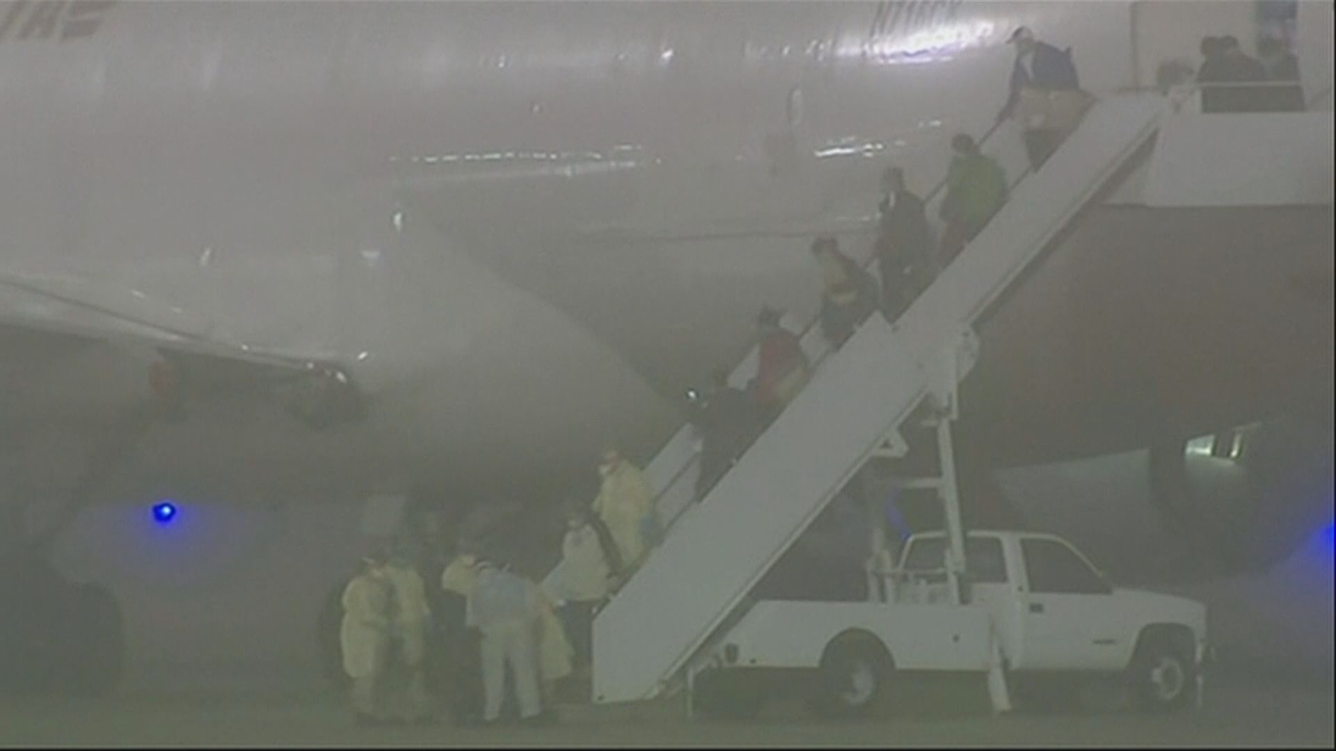 兩架接載美國公民包機分別返抵得州和加州