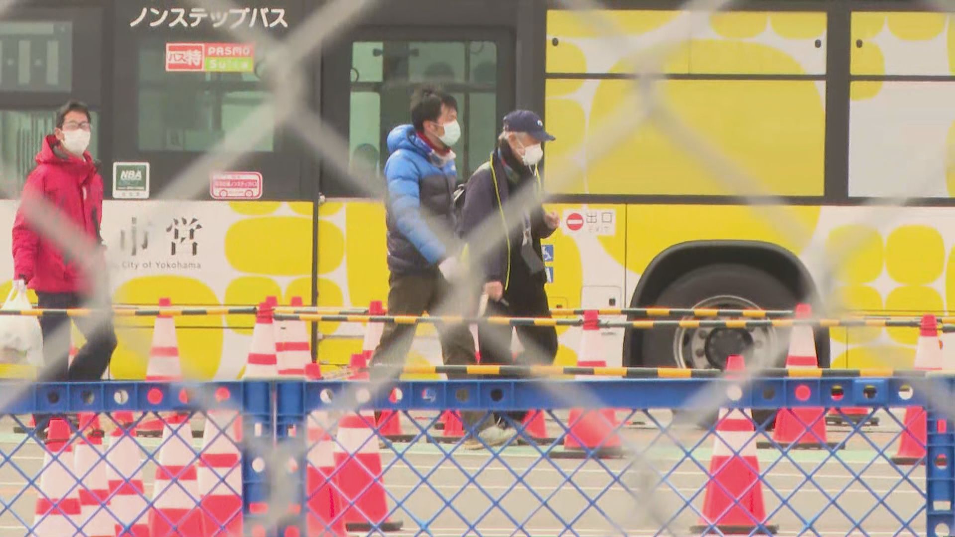 鑽石公主號乘客陸續下船　早上上岸主要是日本人