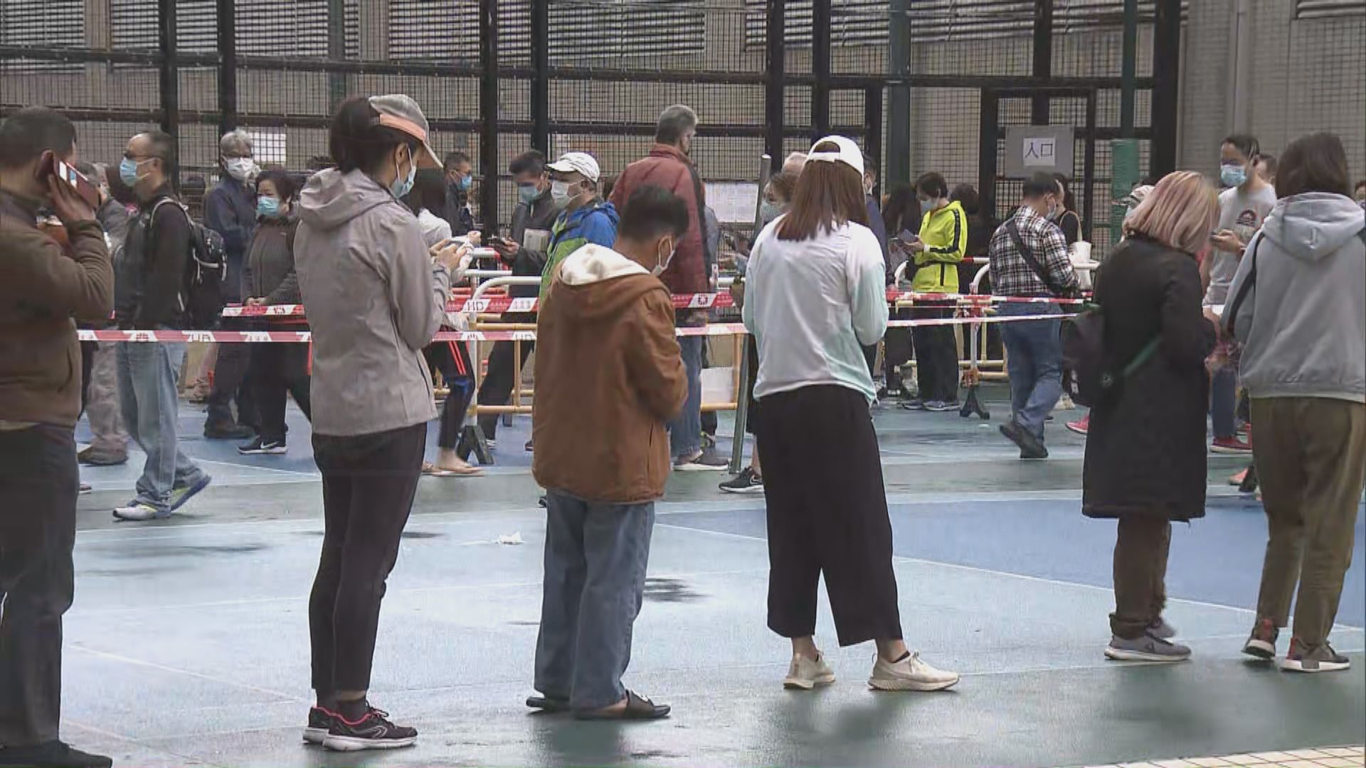 葵涌邨疫情持續　居民排長龍檢測