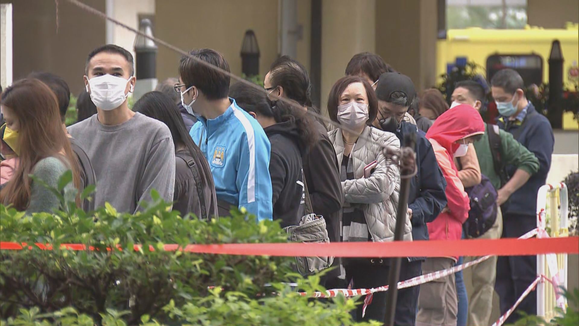 葵涌邨疫情持續　居民排長龍檢測