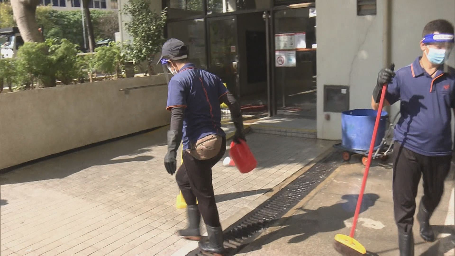 清潔工人到麗晶花園六座清潔及消毒