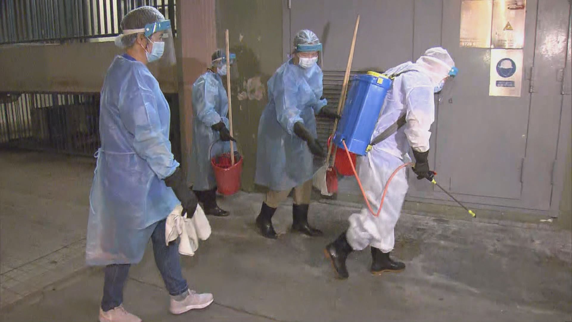 葵盛西邨12人確診　房署派人到大廈進行清潔消毒