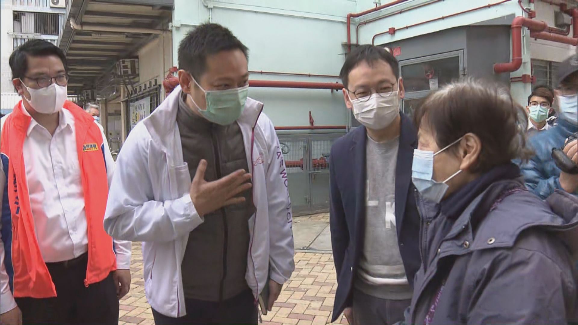 徐英偉到彩雲邨了解住戶強制檢測情況