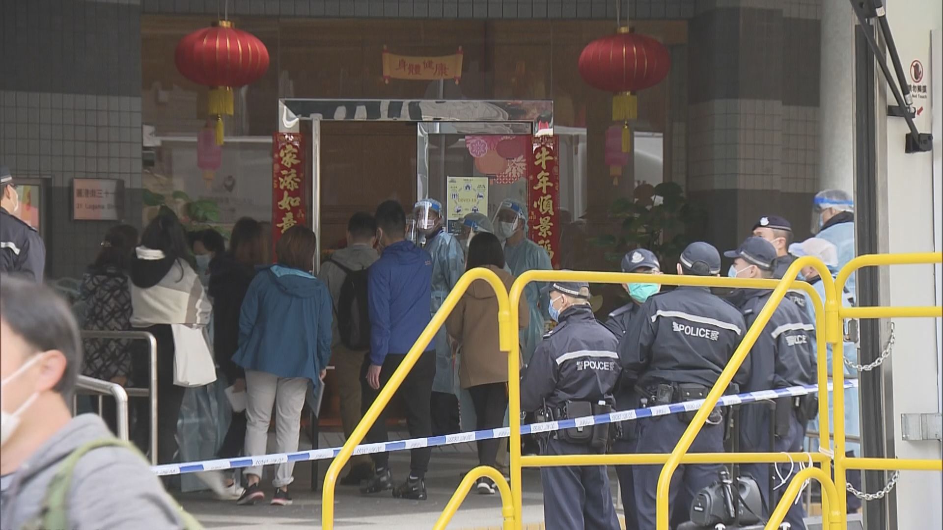 政府昨圍封麗港城五、七座　一工作人員遭檢人士襲擊