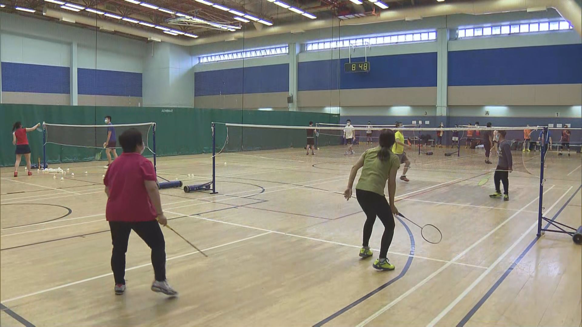 康文署大部分體育設施重開　市民一早做運動