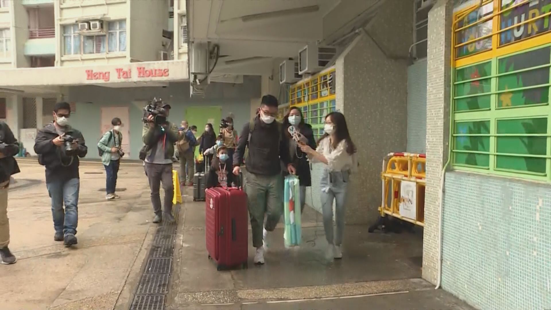 亨泰樓部分高層戶撤離往檢疫中心　有居民自行搬走暫避