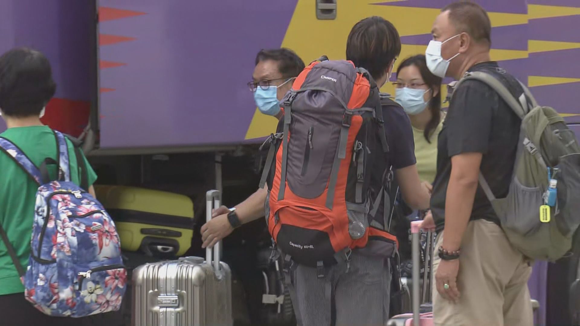 當局繼續將荃威花園R座居民撤離送往檢疫