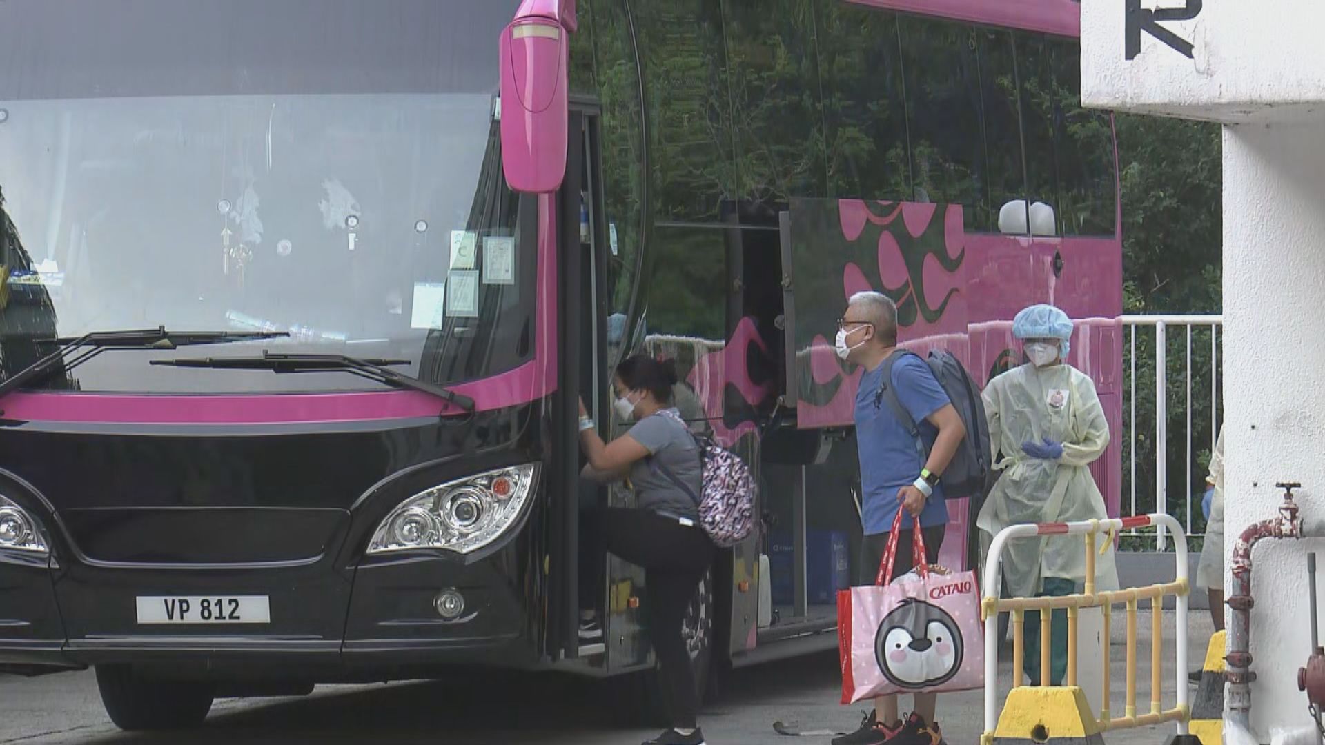 當局繼續分批撤離荃威花園R座居民送往檢疫　