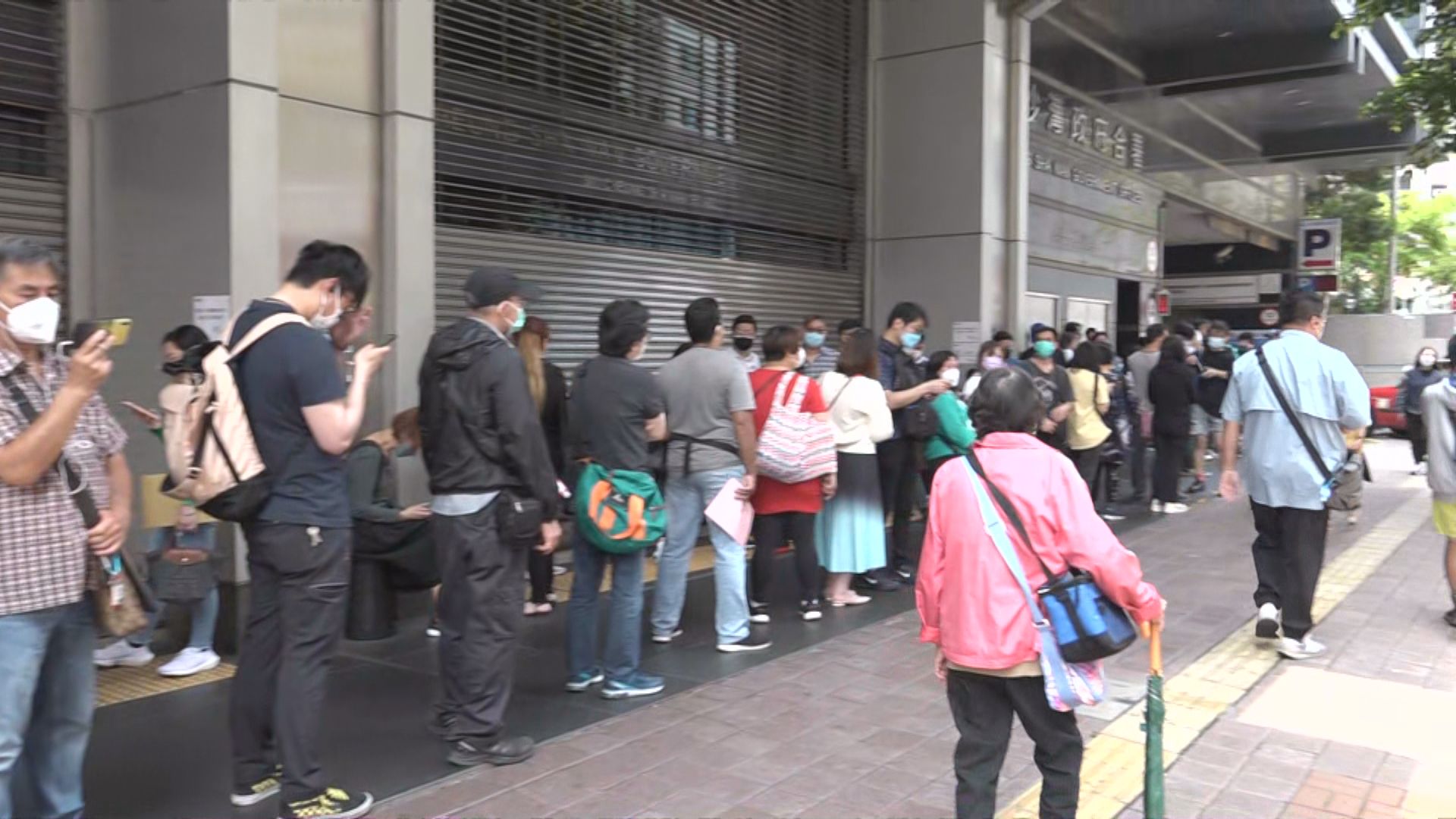 運輸署恢復服務　多個牌照處大排長龍