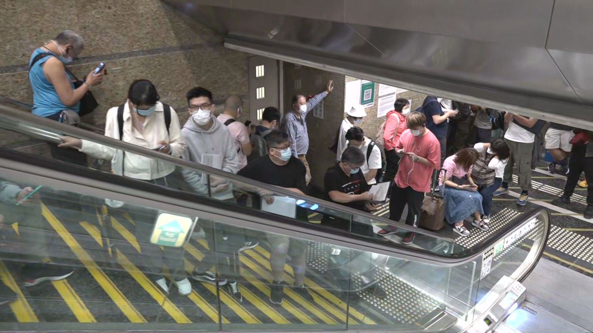 運輸署牌照處恢復服務　市民大排長龍要等候7小時