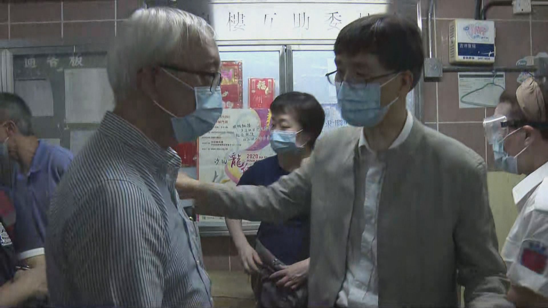 袁國勇等初步視察祿泉樓　排除渠管問題居民毋須撤離