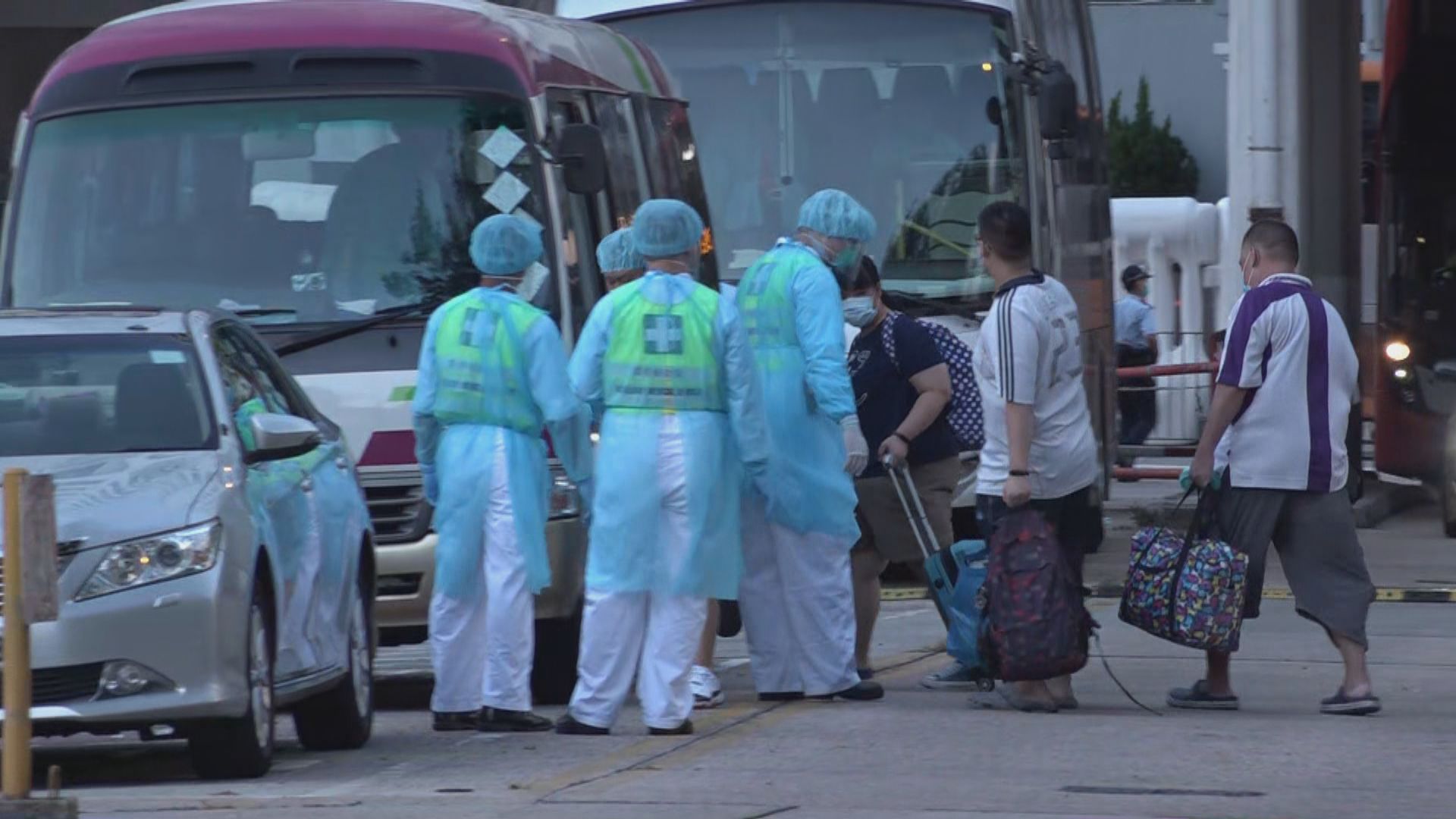 祿泉樓部分居民分批登上旅遊巴到檢疫中心隔離