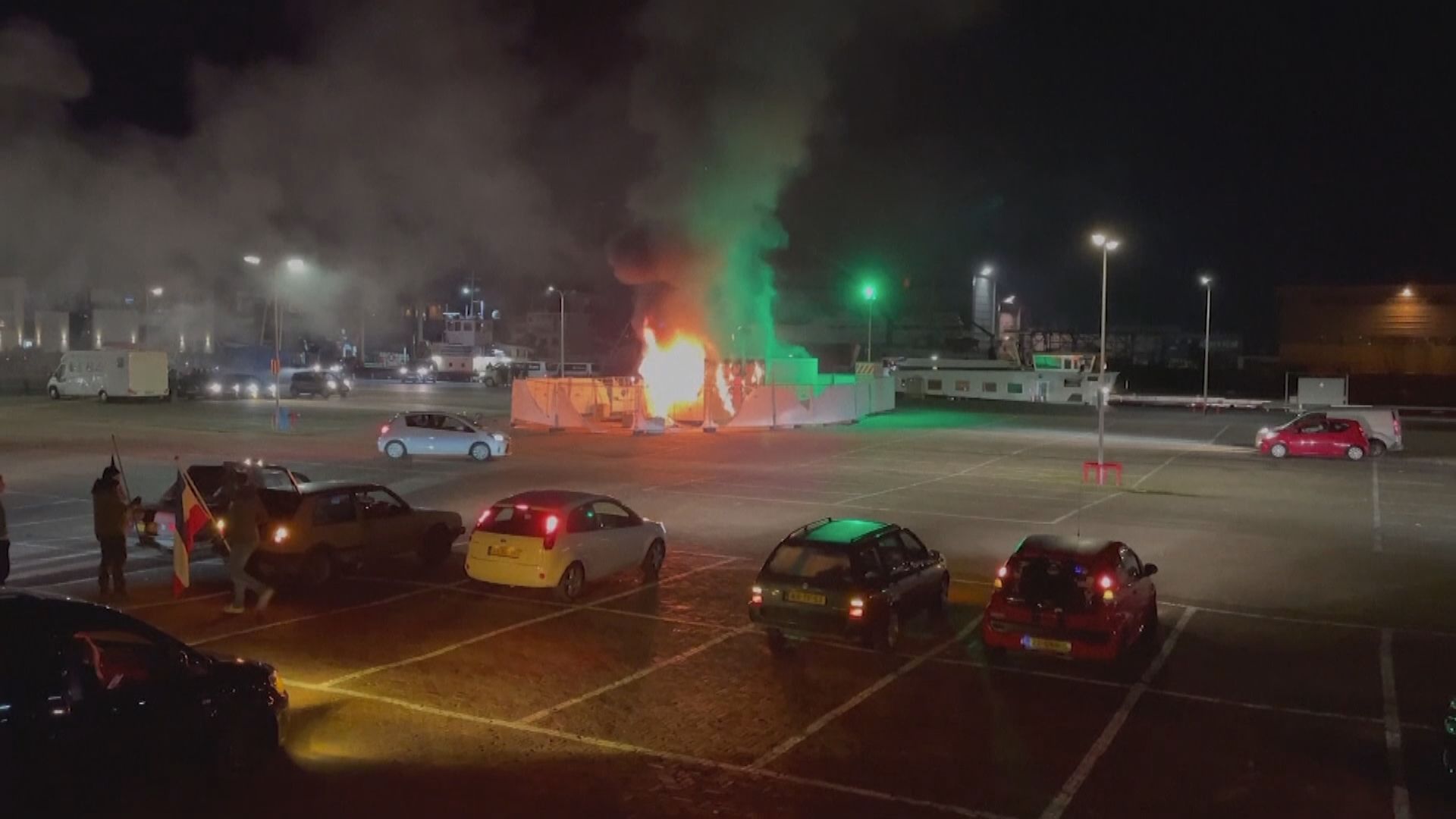 荷蘭民眾示威不滿封城宵禁　有示威者燒毀病毒檢測中心