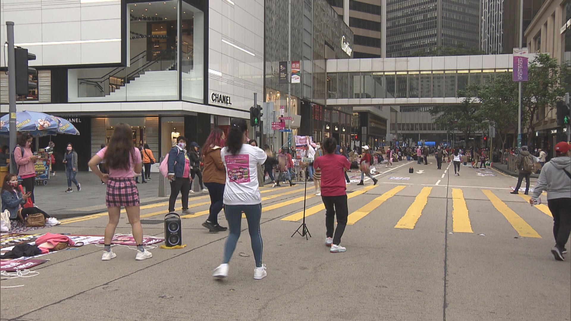 中環不少外傭聚集　17人違二人限聚令遭票控