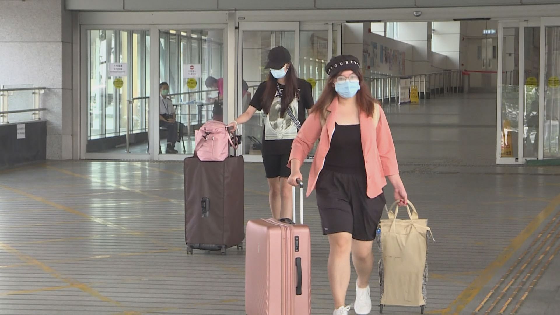 來港易計劃即日起實施　有內地居民經深圳灣口岸來港