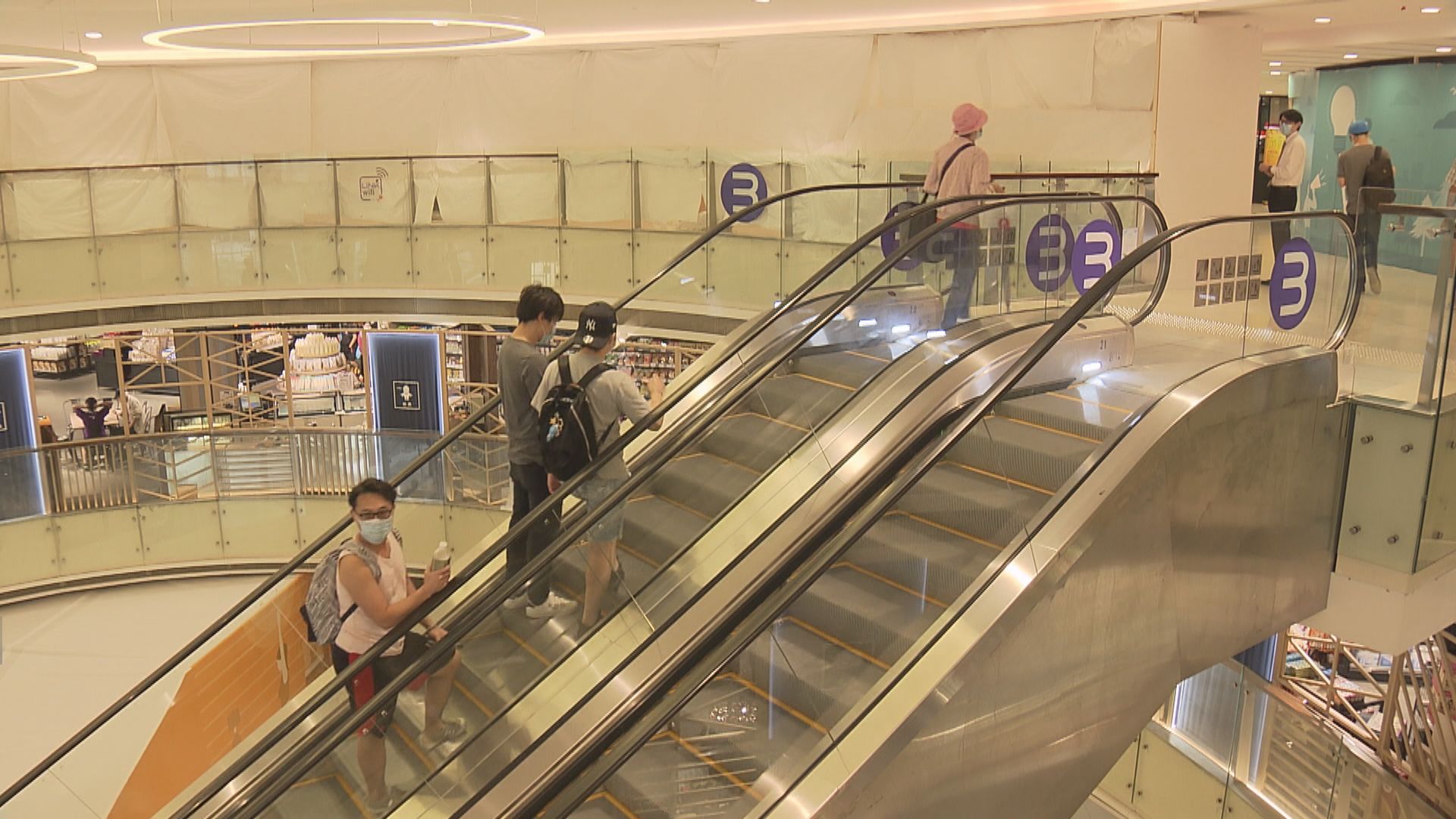 有商場稱按法例要求市民掃瞄安心出行　政府稱現時未施加限制