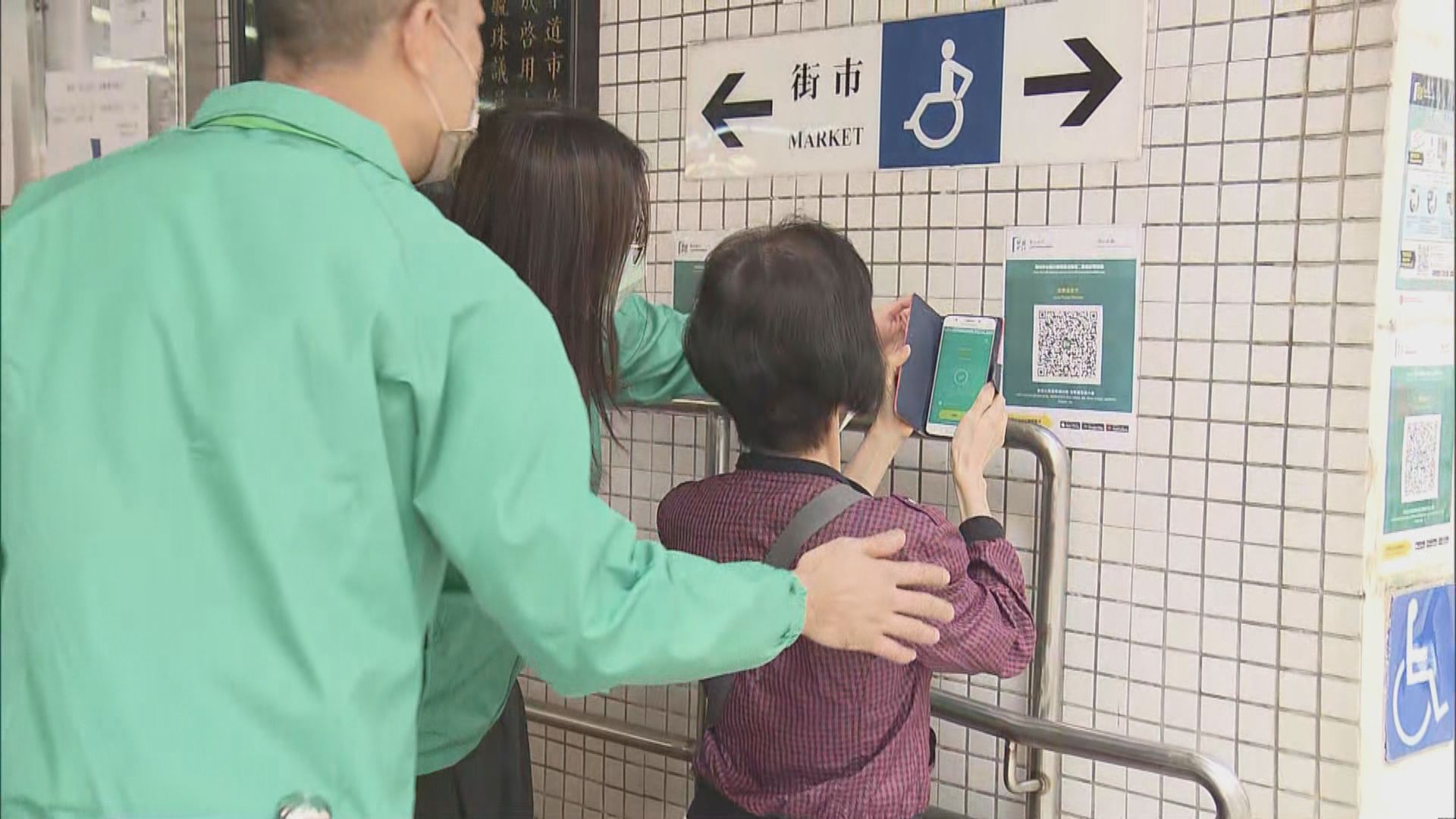 食環署派「安心出行」大使到公眾街市推廣使用程式