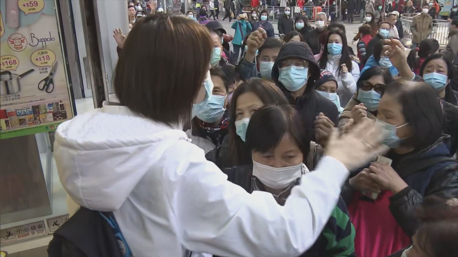 大部分連鎖店外排隊市民買不到口罩