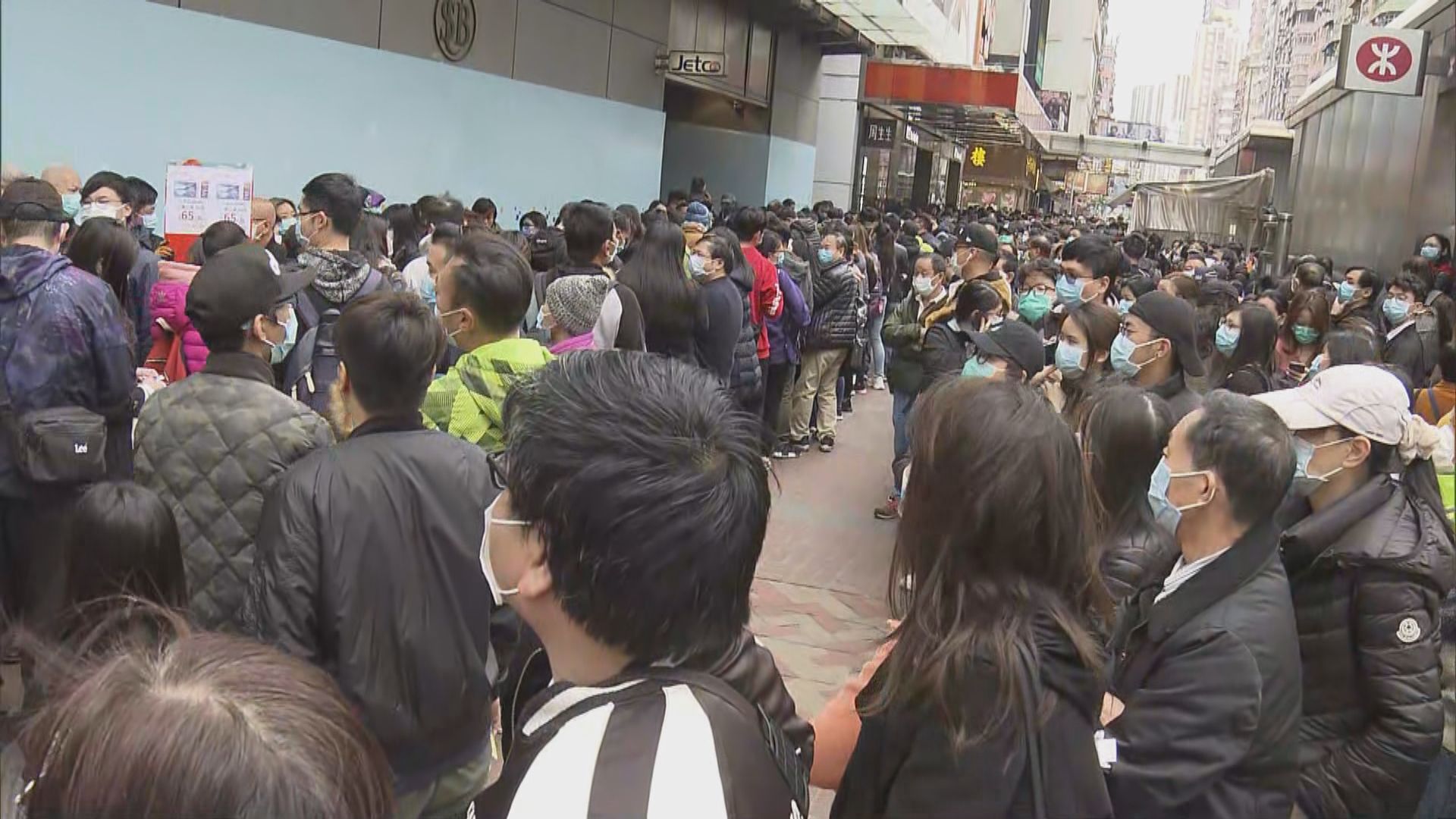 過千市民在連鎖店外輪候搶購口罩