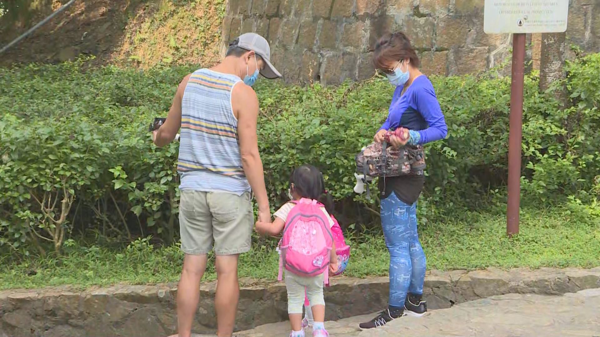 戶外戴口罩措施放寬後首個周末　仍有市民戴口罩