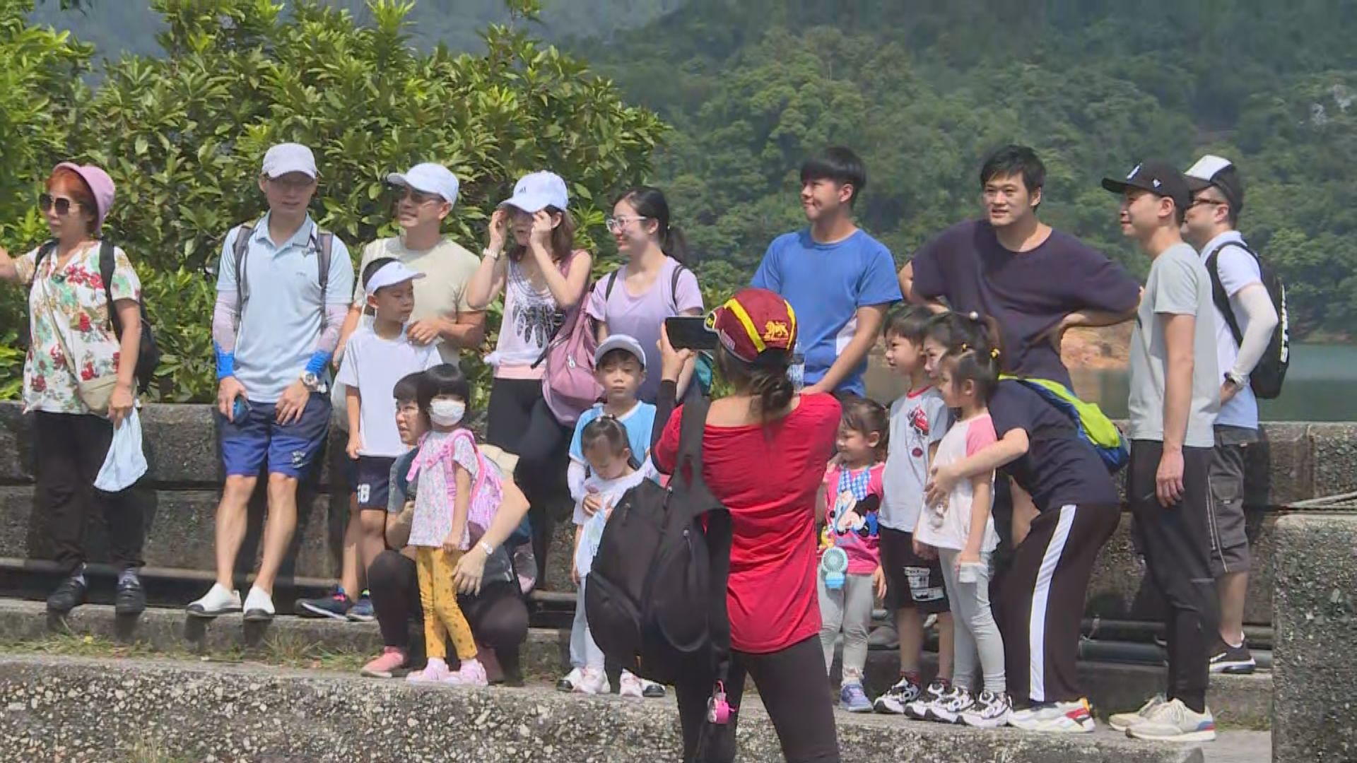 戶外戴口罩措施放寬後首個周末　部分人沒有戴口罩行山