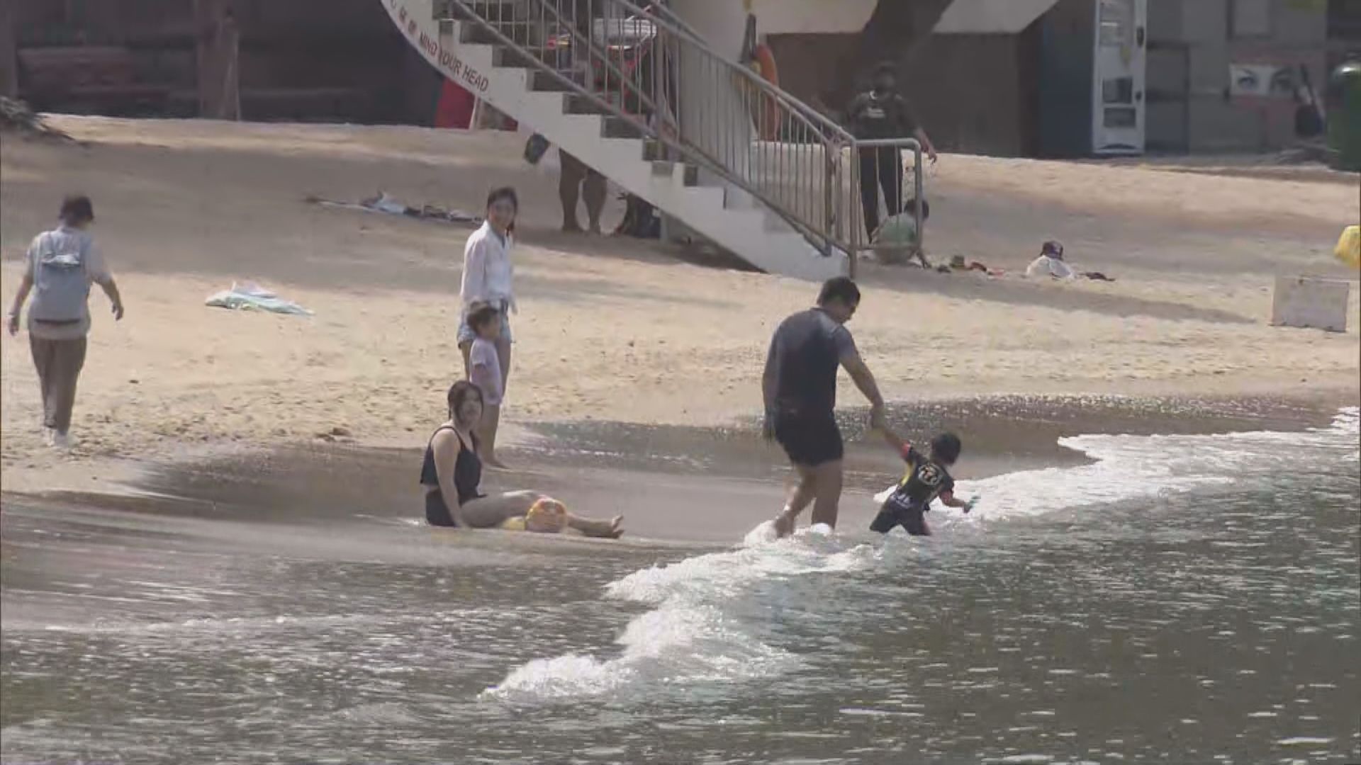 市民對放寬口罩令及重開泳灘感興奮 