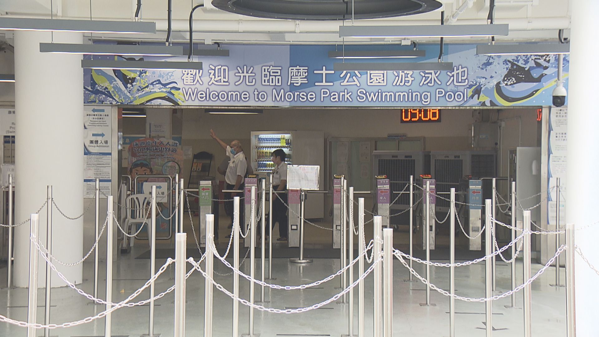 周四放寬部分防疫措施　泳池重開、英國登機限制取消