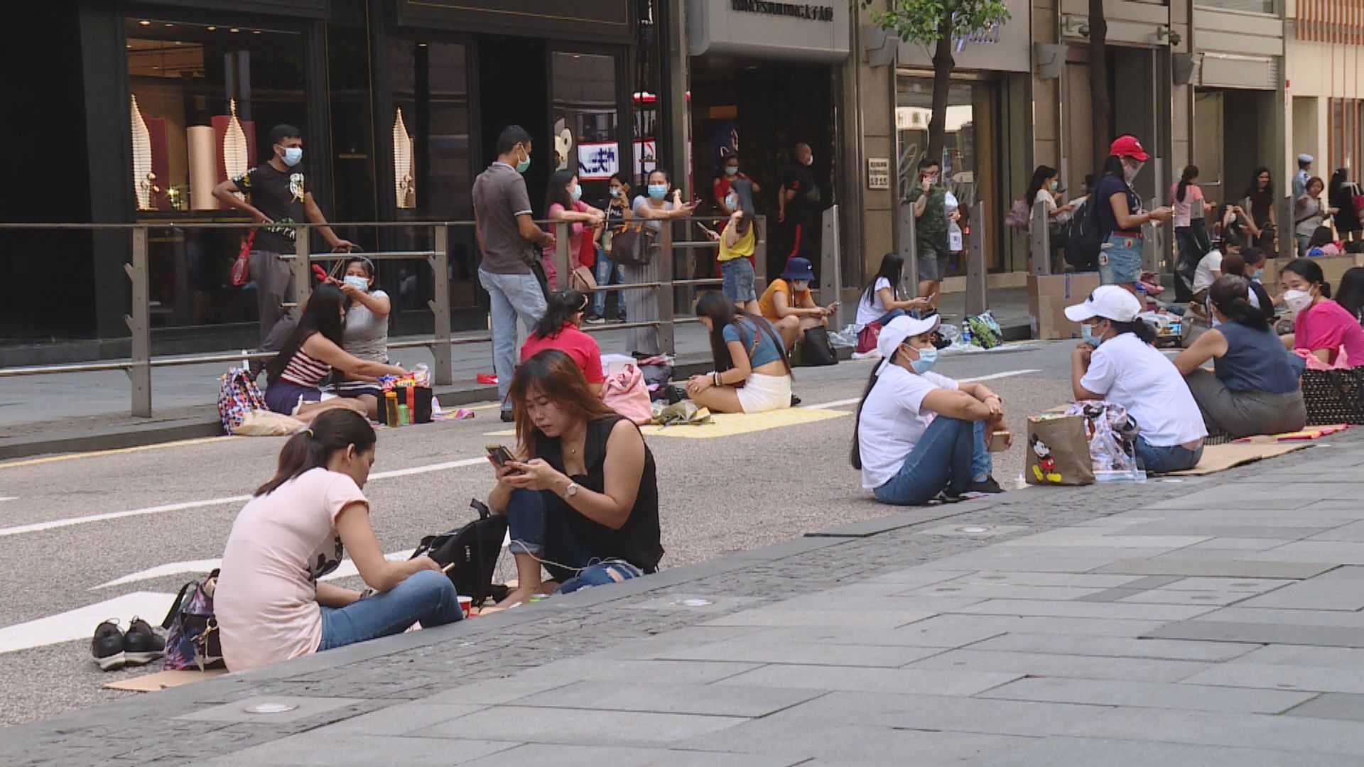 政府擬要求外傭續約前需接種認可新冠疫苗