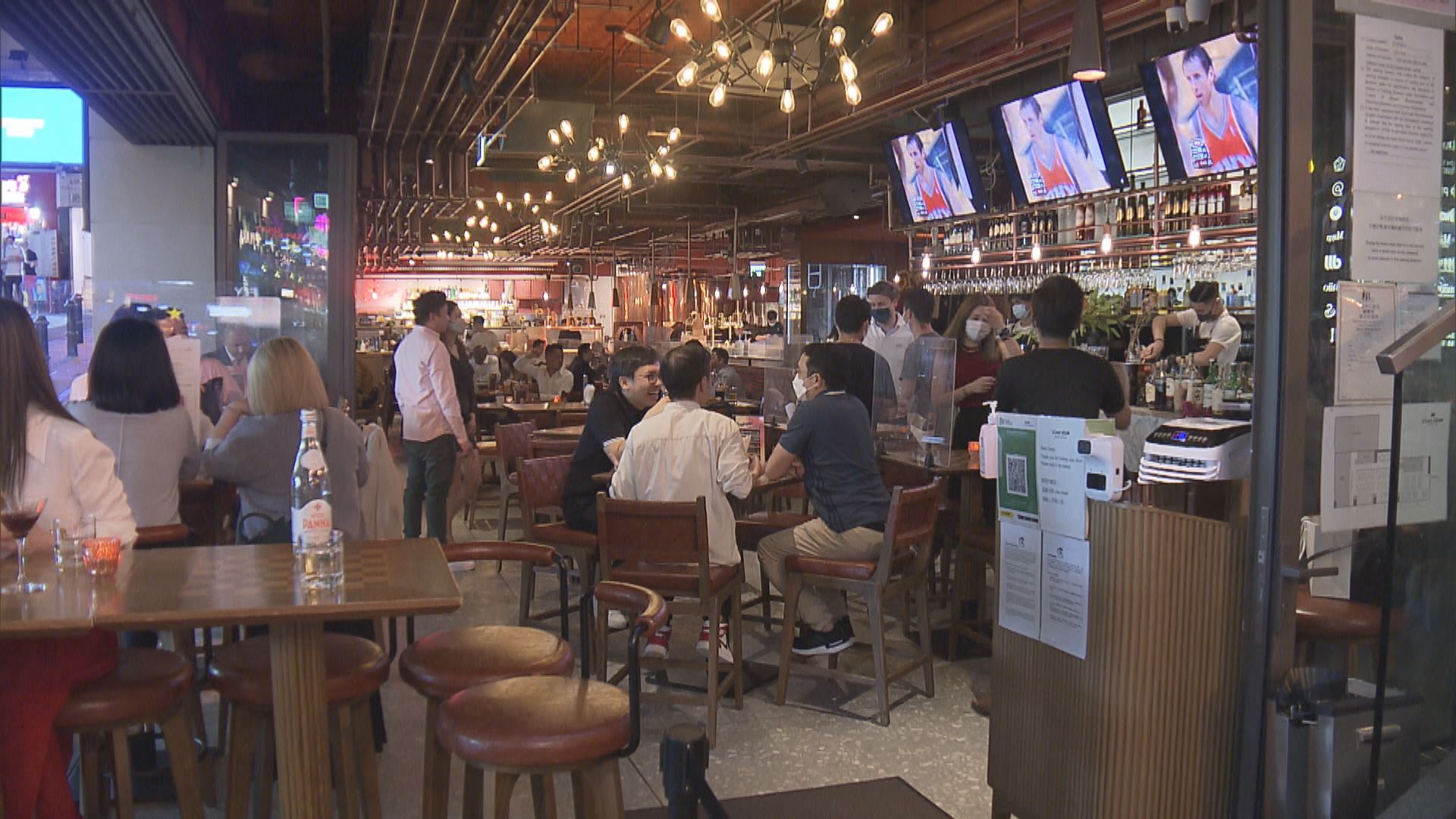 政府進一步放寬部分防疫措施　有酒吧負責人料恢復現場表演可帶動營業額上升