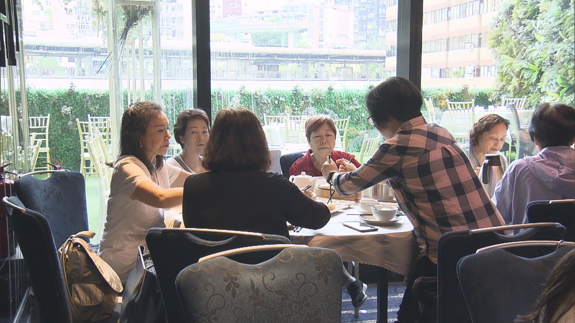 大部分社交距離措施延長兩星期