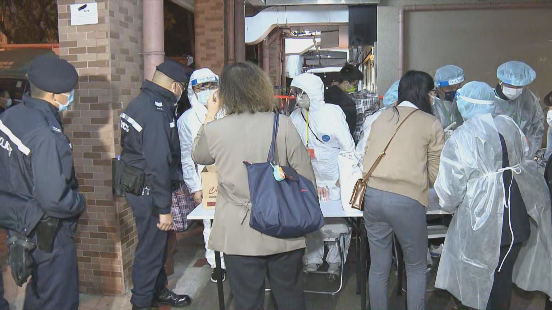 政府圍封美孚新邨第五期蘭秀道5至7號強檢